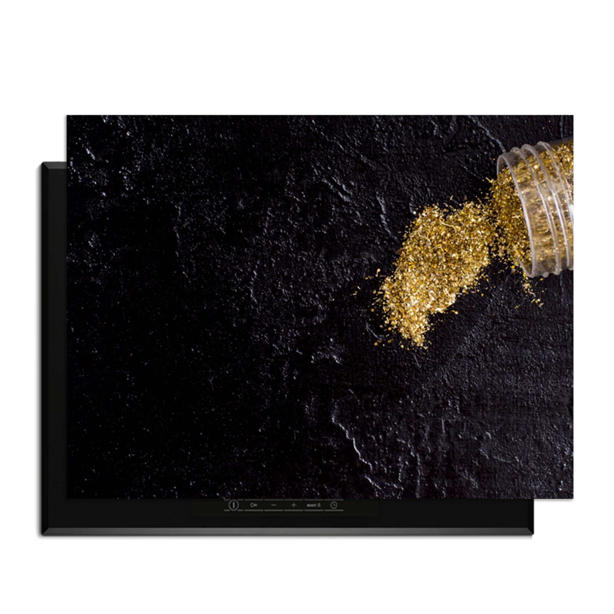 Spilled Gold - Herdabdeckplatte auf einem modernen Induktionskochfeld mit Goldglitter.