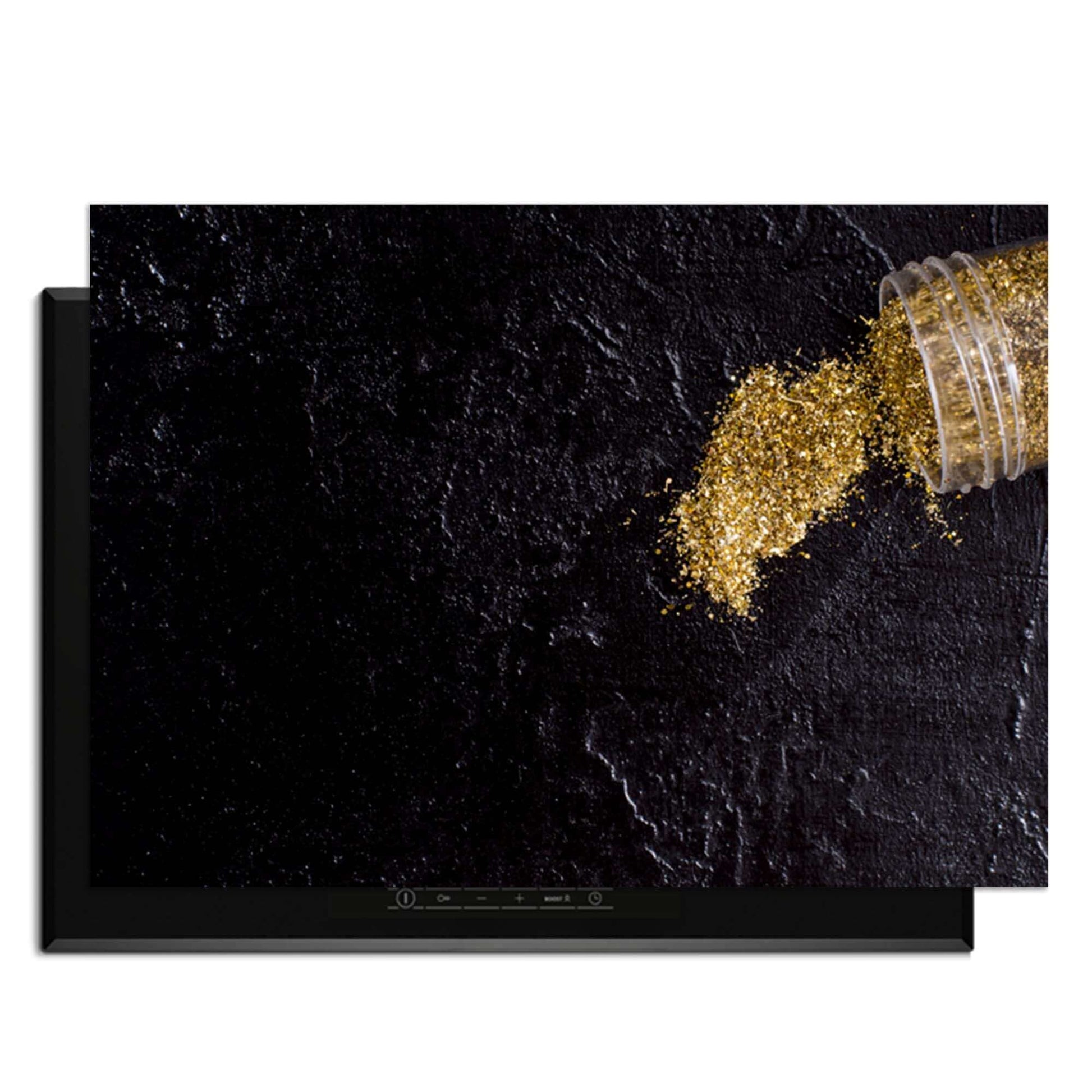 Spilled Gold - Herdabdeckplatte auf einem modernen Küchenhintergrund mit Goldglitter.