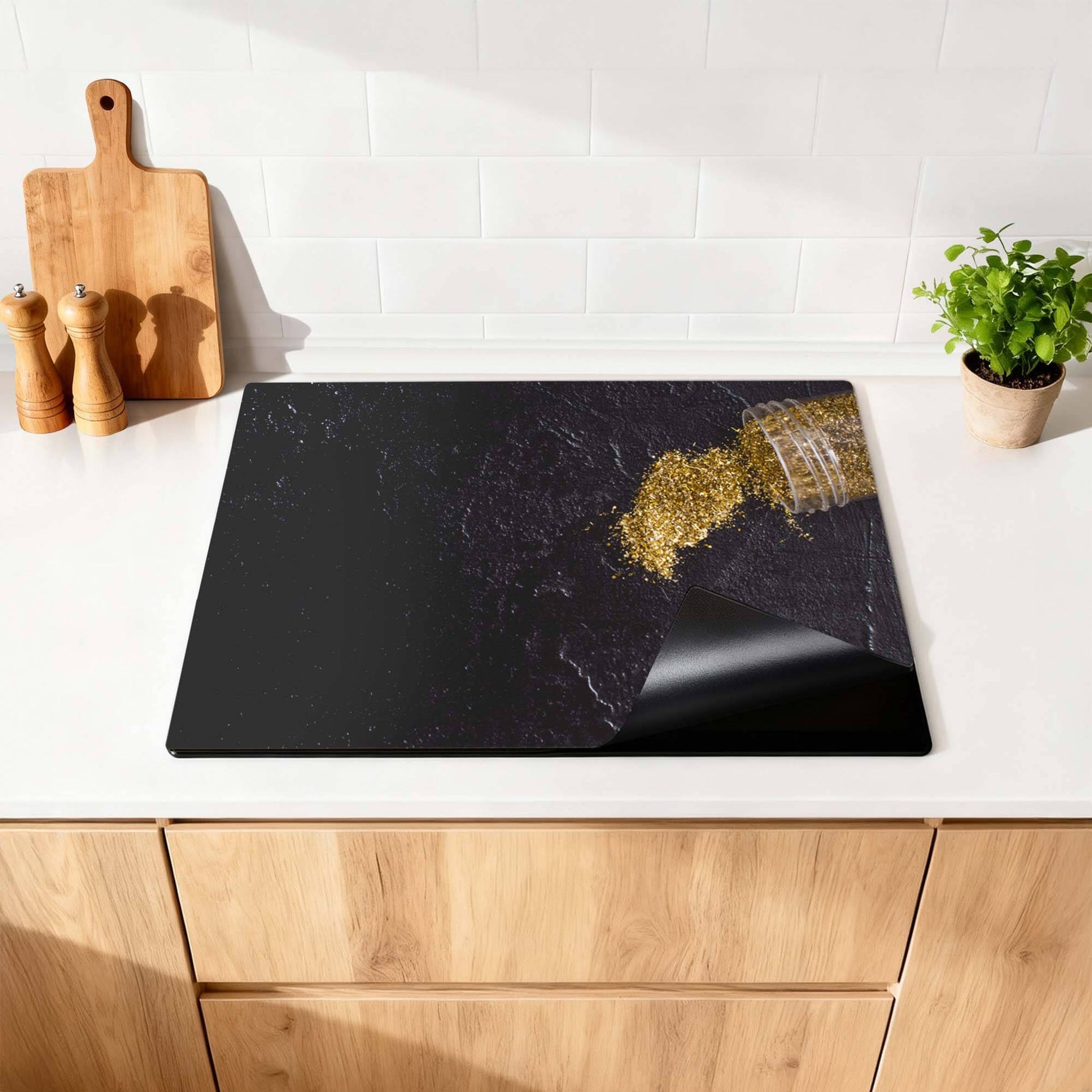 Spilled Gold - Herdabdeckplatte für eine moderne Küche, bietet Schutz und Stil.
