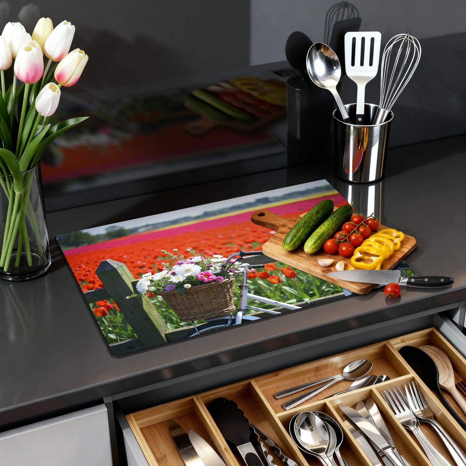 Spring Ride - Herdabdeckplatte mit bunten Tulpen und frischem Gemüse auf einer modernen Küche.
