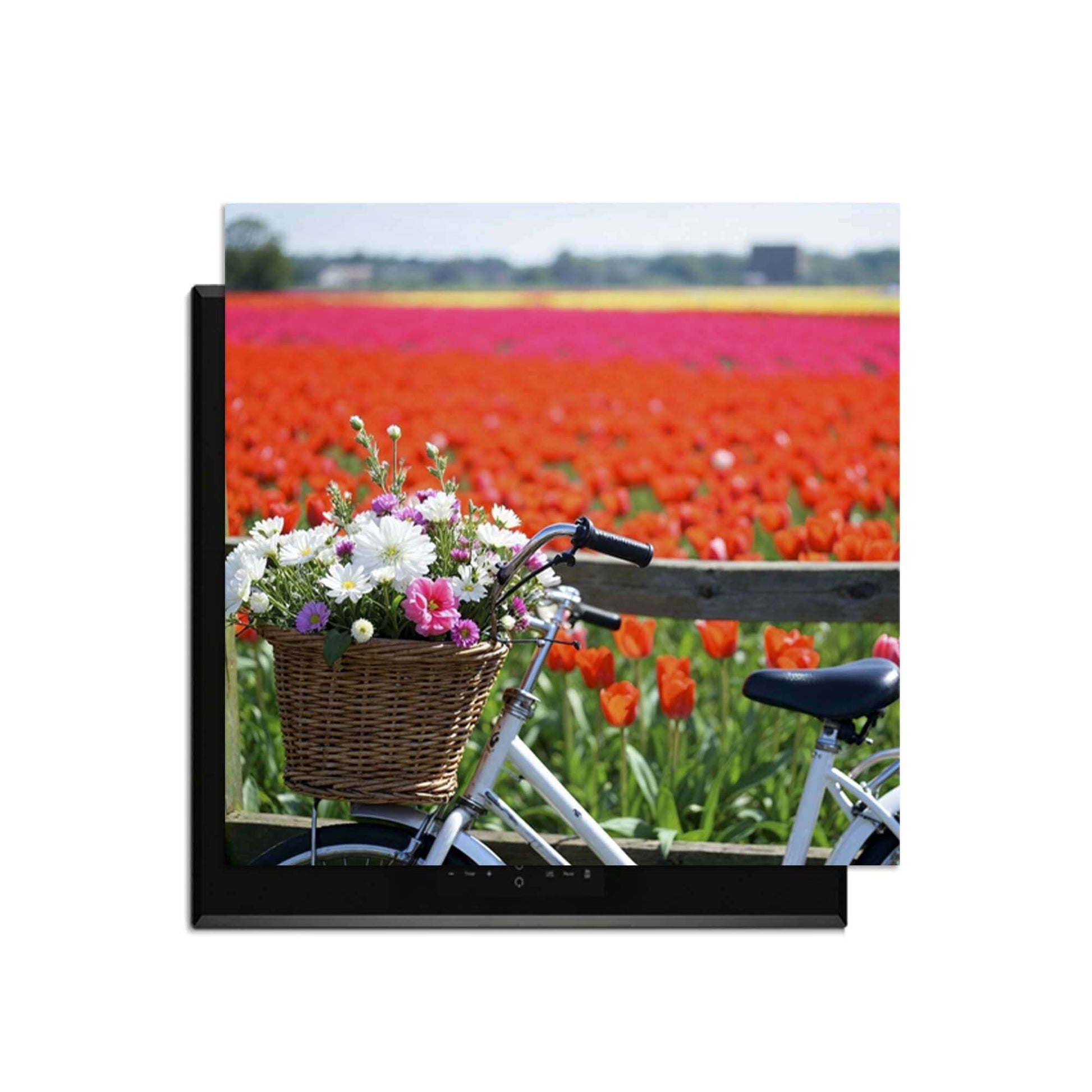 Frühlingsfahrt - Herdabdeckplatte mit einer Gepäcktasche voller Blumen in einem bunten Tulpenfeld.