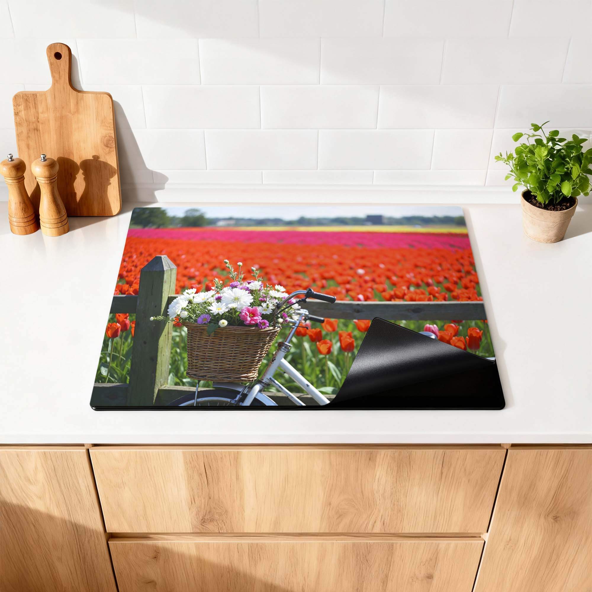Spring Ride - Induktionswächter mit bunten Tulpenfeldern und einem Fahrrad mit Blumen in der Küche.
