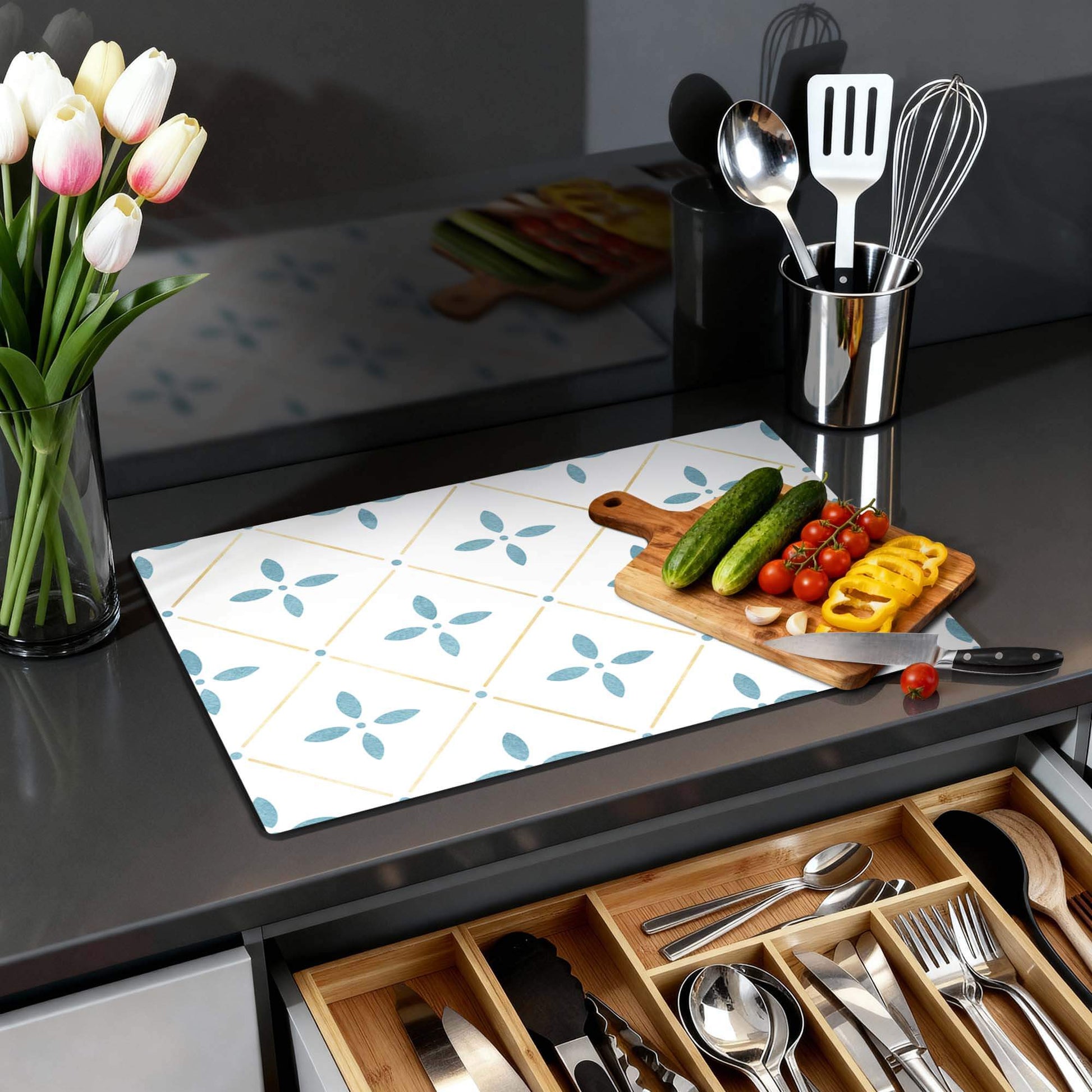 Starline White Tile - Herdabdeckplatte mit Kachelmotiv und blauen Blumen neben Küchenutensilien auf Herdabdeckplatte.