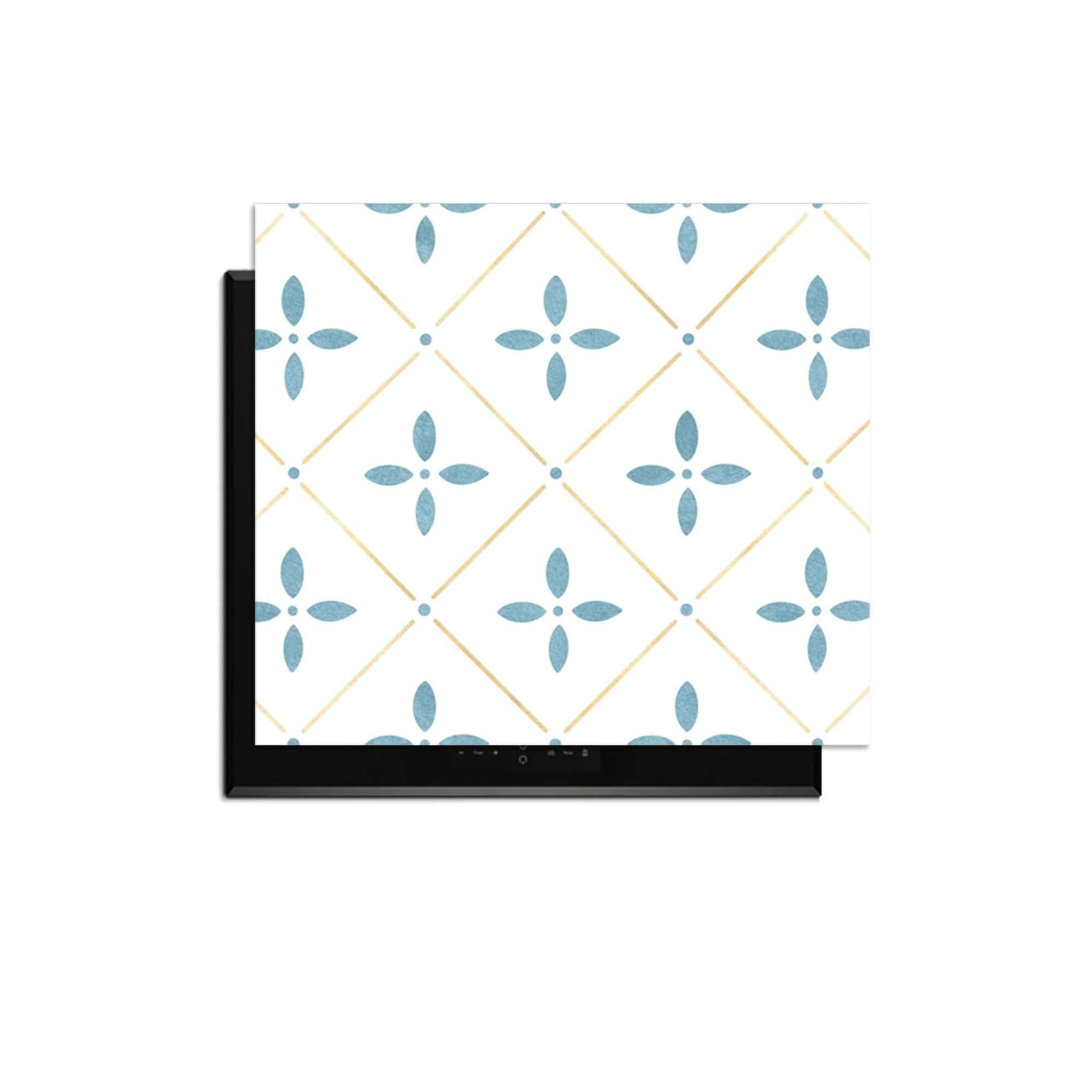 Starline White Tile - Herdabdeckplatte mit Kachelmotiv, blauen Blumendetails und goldenen Linien. Schutz für Induktionskochfelder.