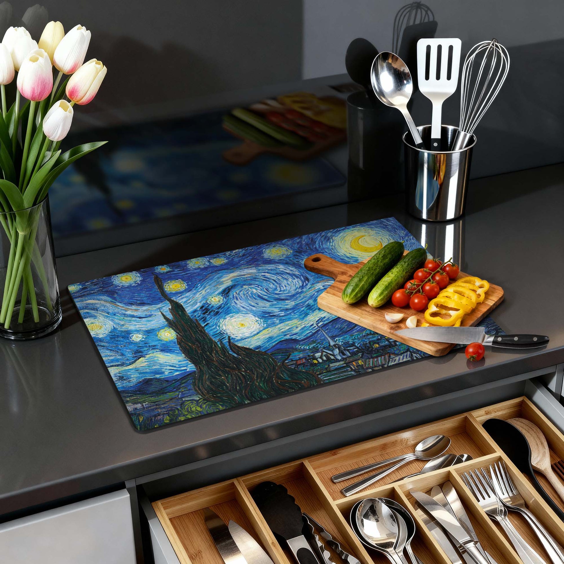 Starry Night - Herdabdeckplatte auf Küchenarbeitsplatte mit Gemüse und Kochutensilien, künstlerisches und stilvolles Küchenaccessoire für moderne Küchen.