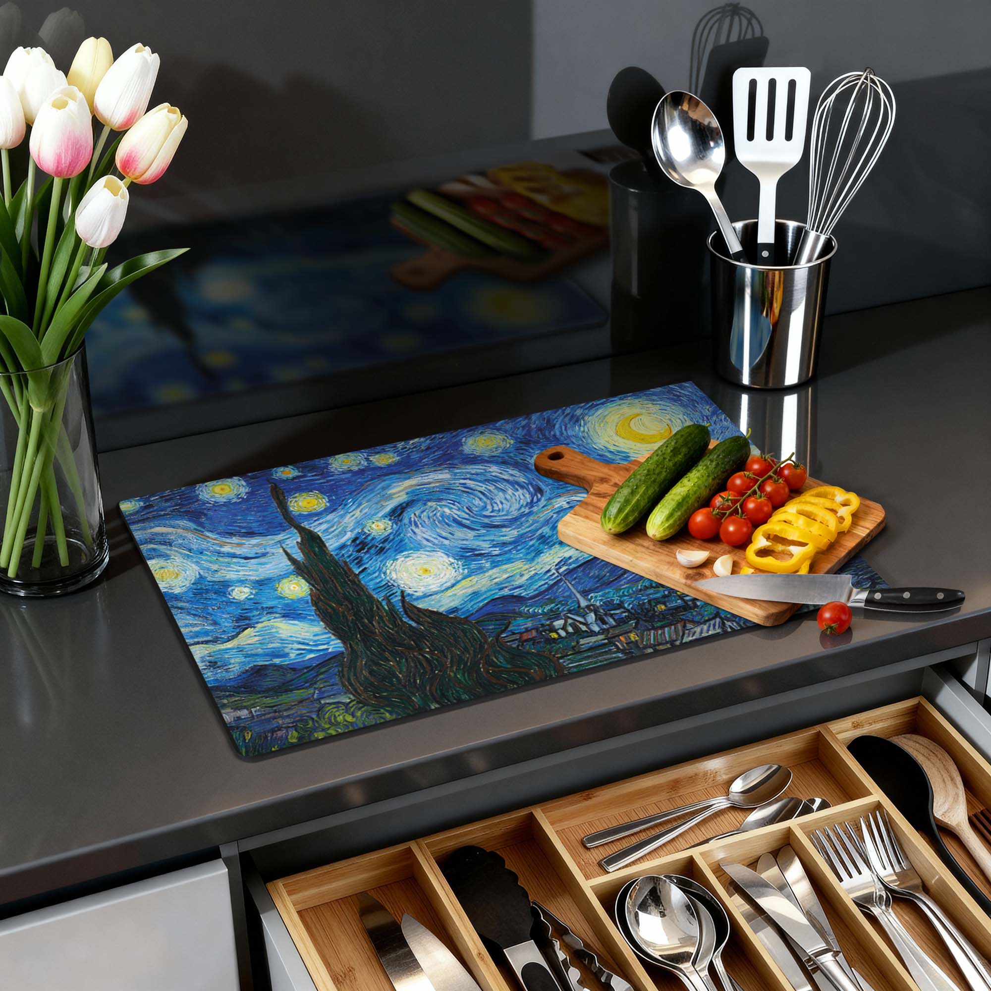 Starry Night - Herdabdeckplatte auf Küchenarbeitsplatte mit Gemüse und Kochutensilien, künstlerisches und stilvolles Küchenaccessoire für moderne Küchen.