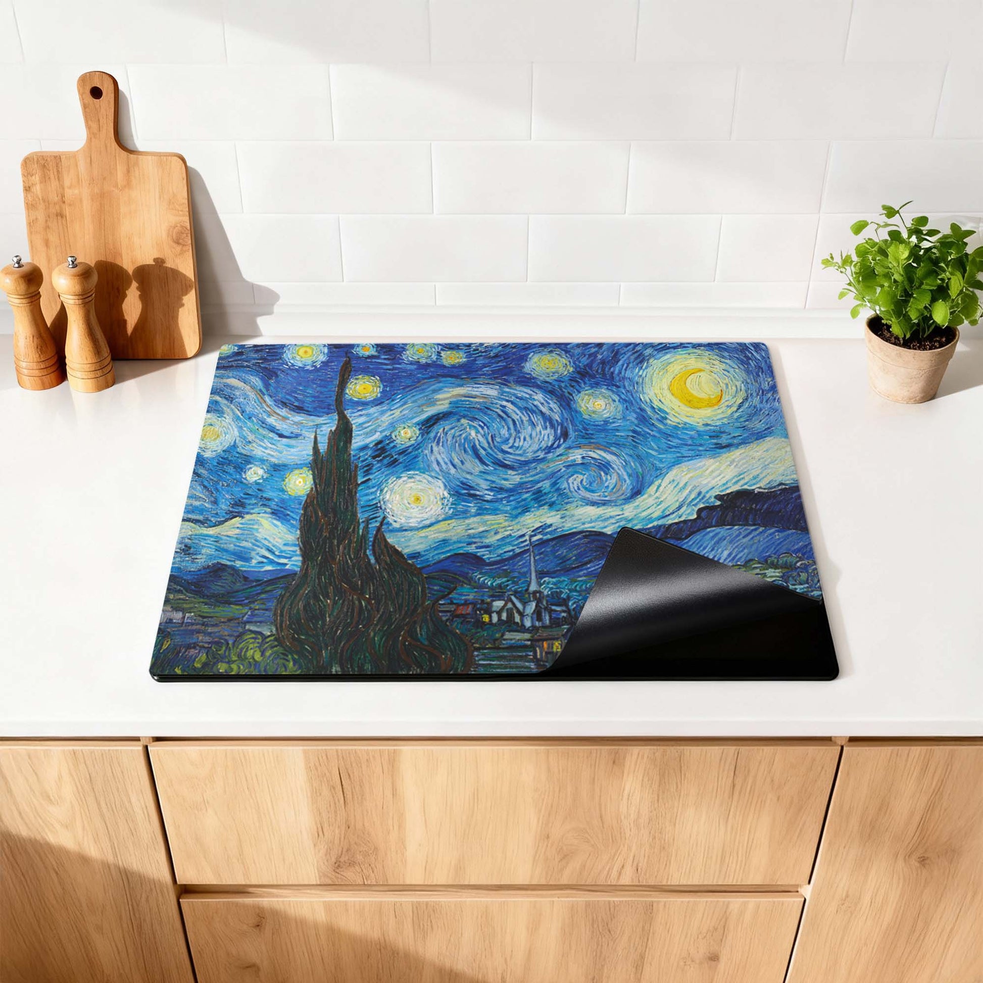 Starry Night - Herdabdeckplatte mit kunstvollem Sternenhimmel-Druck auf dem Küchentisch, bietet Schutz und Stil in der Küche.