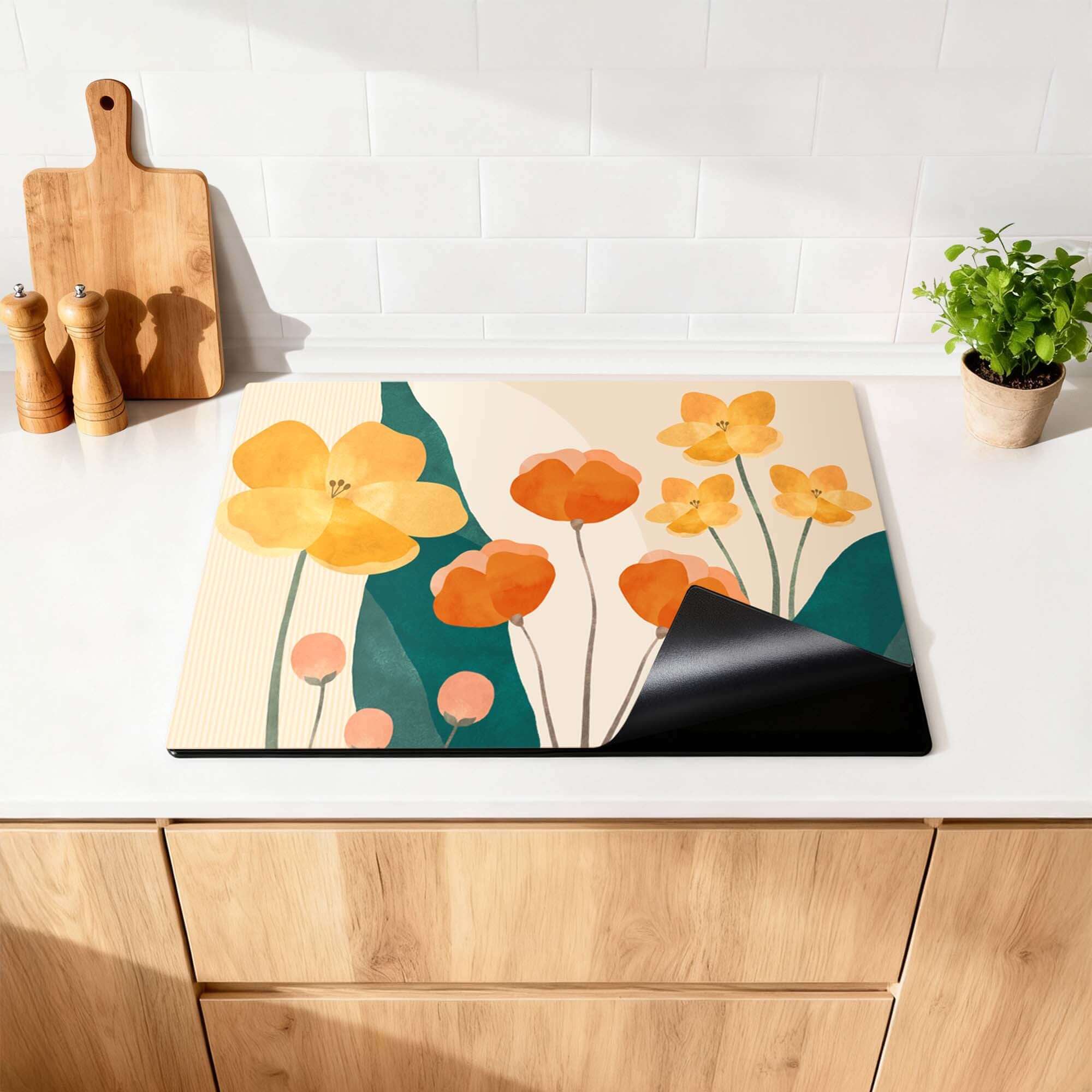Sunny Field - Herdabdeckplatte mit gelben und orangefarbenen Blumen auf einer Küchenplatte, schützt stilvoll ein Induktionskochfeld.