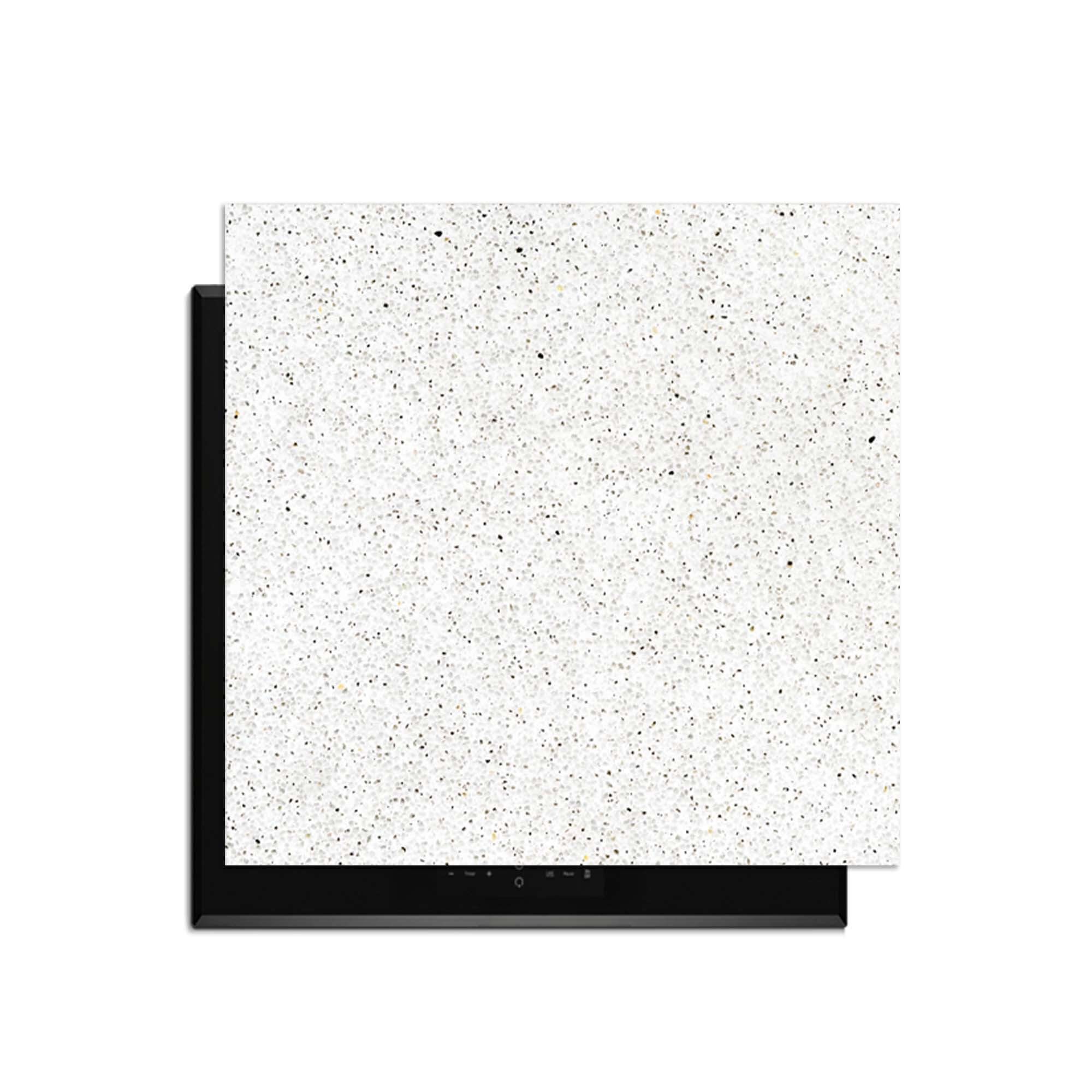 Terrazzo - Herdabdeckplatte auf einem Induktionskochfeld, trendy und funktionell für den Schutz der Küche.