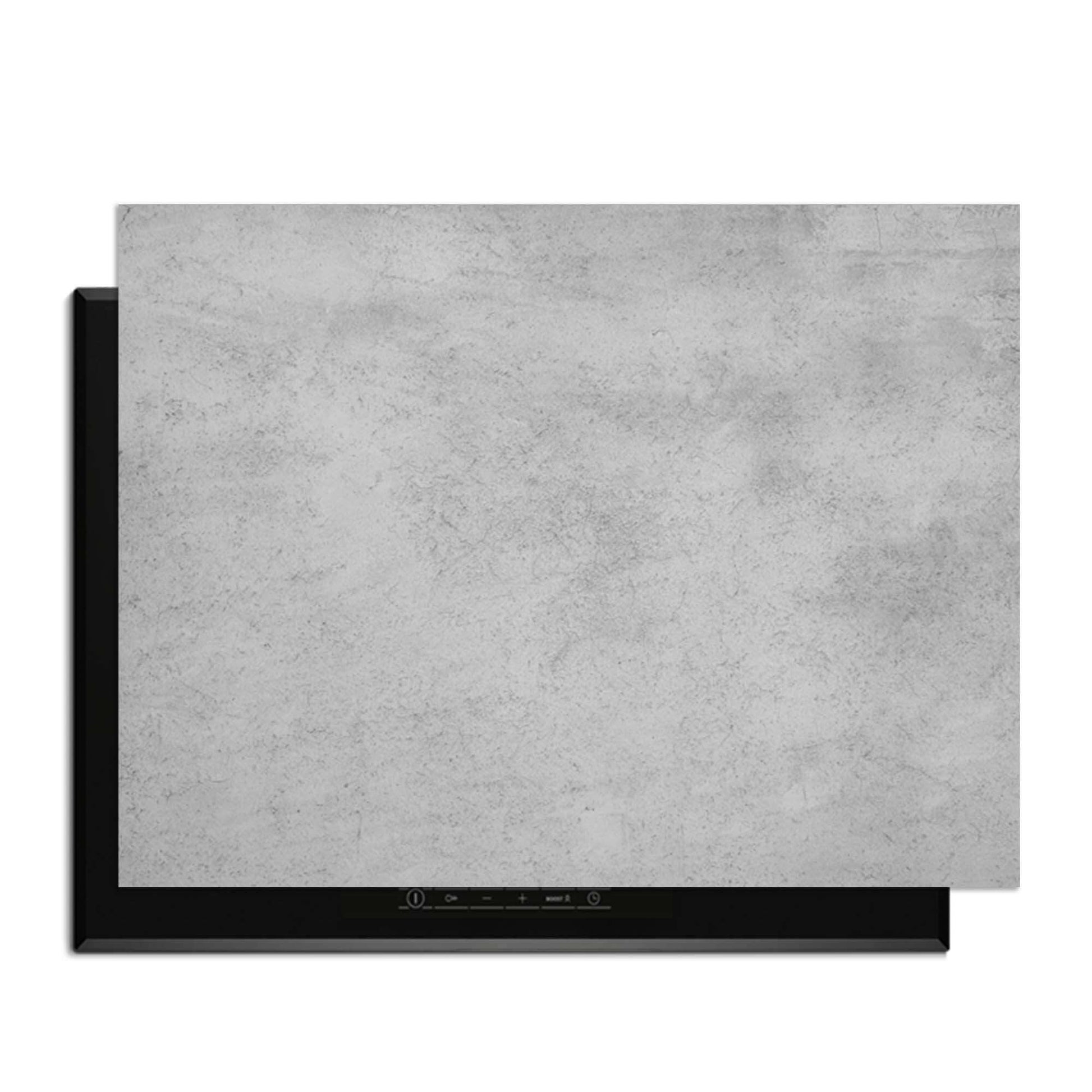 Urban Grey - Herdabdeckplatte auf einem Induktionskochfeld mit hellgrauem Betondesign.