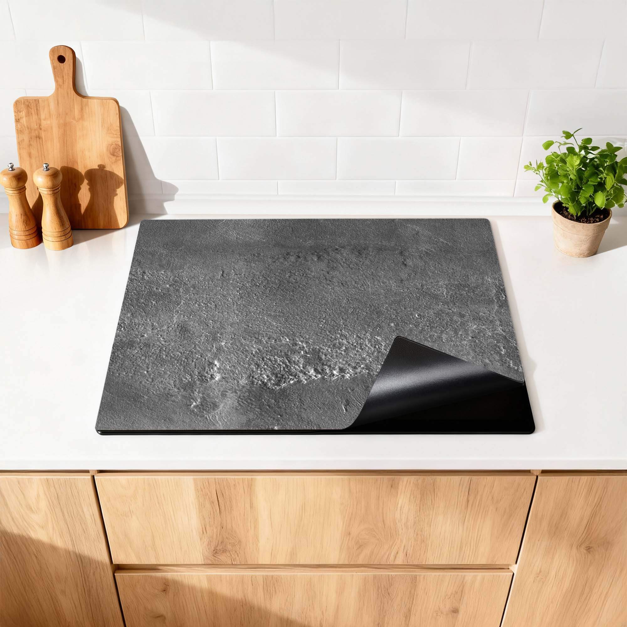 Urban Stone Elegance Herdabdeckplatte mit Anti-Rutsch-Beschichtung und aufgerollter Ecke auf der Arbeitsplatte