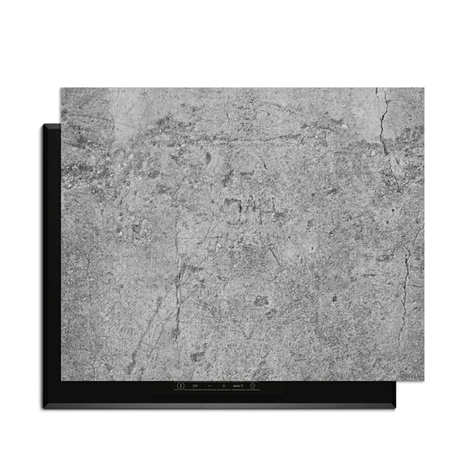 Urban Stone - Herdabdeckplatte auf einem modernen Induktionskochfeld mit einem rauen, grauen Look.