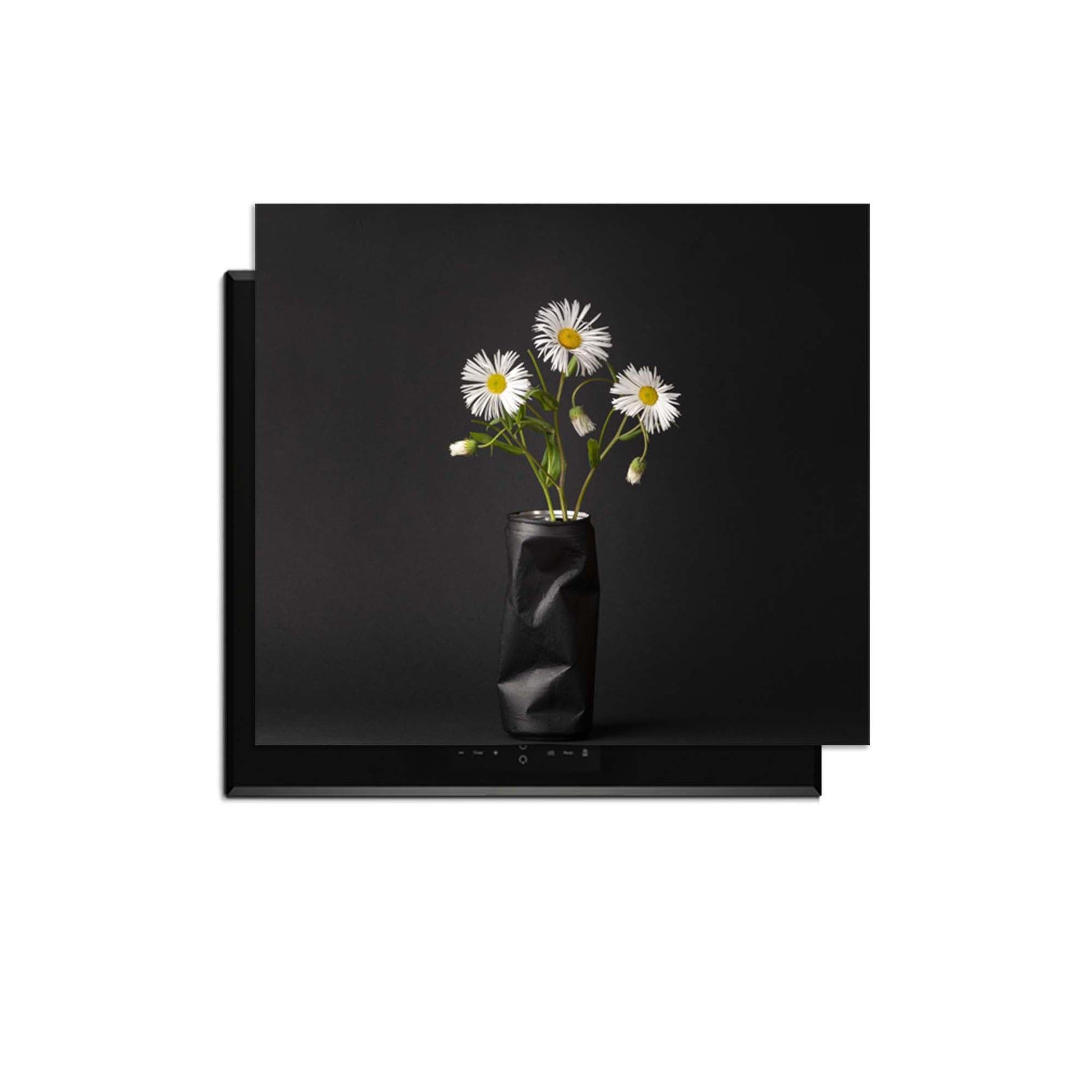 Urban Daisy - Herdabdeckplatte mit einer Blumenvase auf einem modernen Hintergrund.