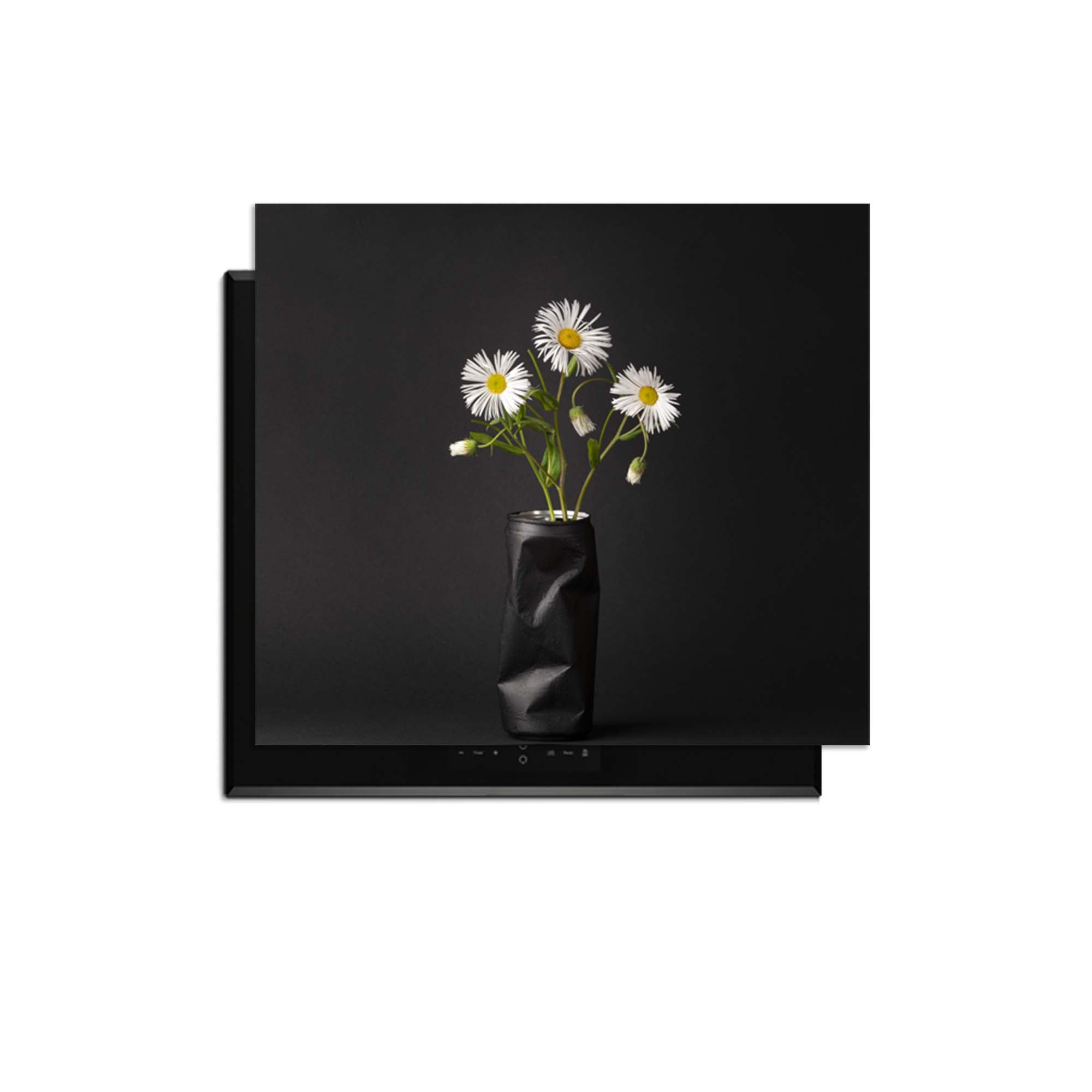 Urban Daisy - Herdabdeckplatte mit einer Blumenvase auf einem modernen Hintergrund.