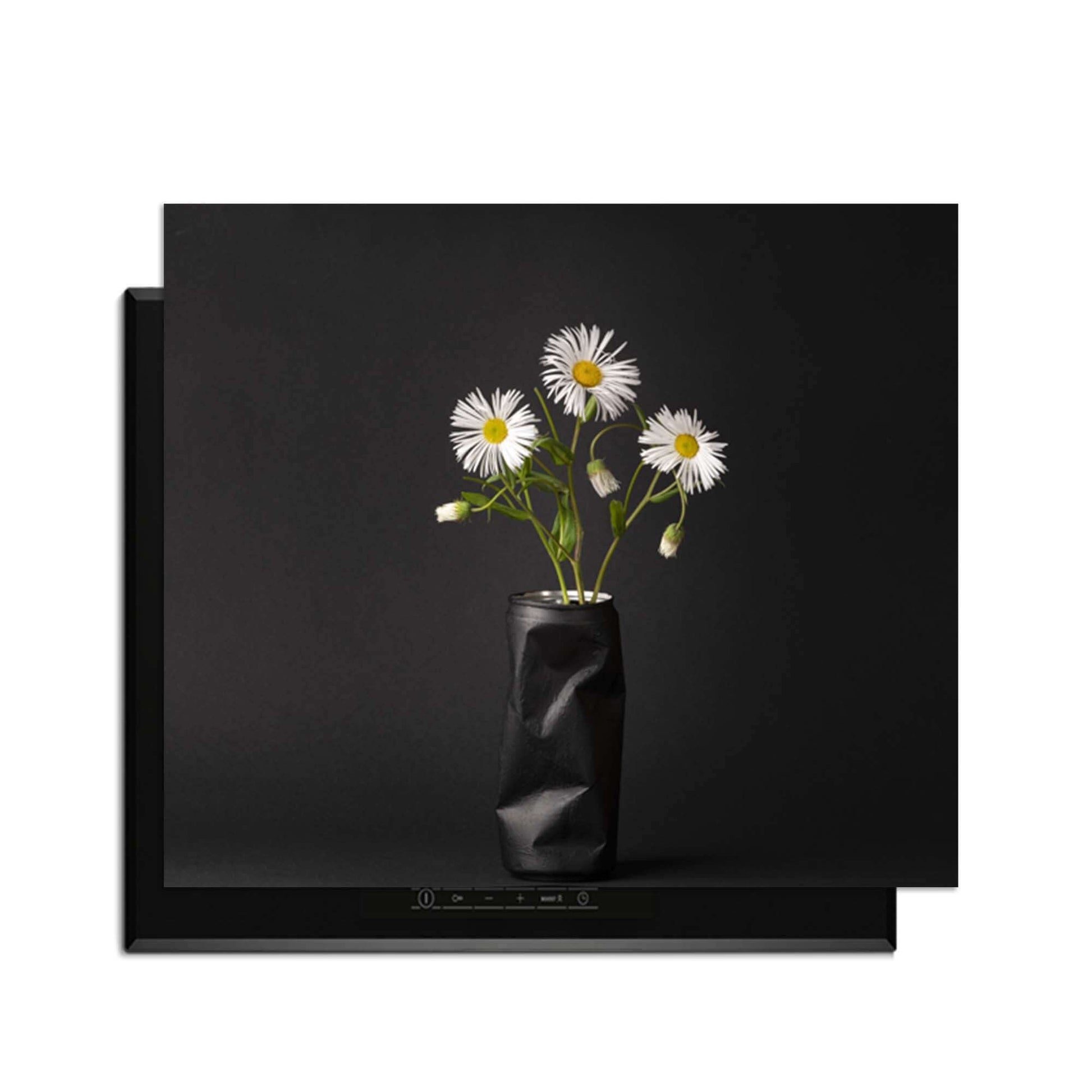 Urban Daisy - Herdabdeckplatte mit einer stilvollen Vase und Blumen auf einem Induktionskochfeld.