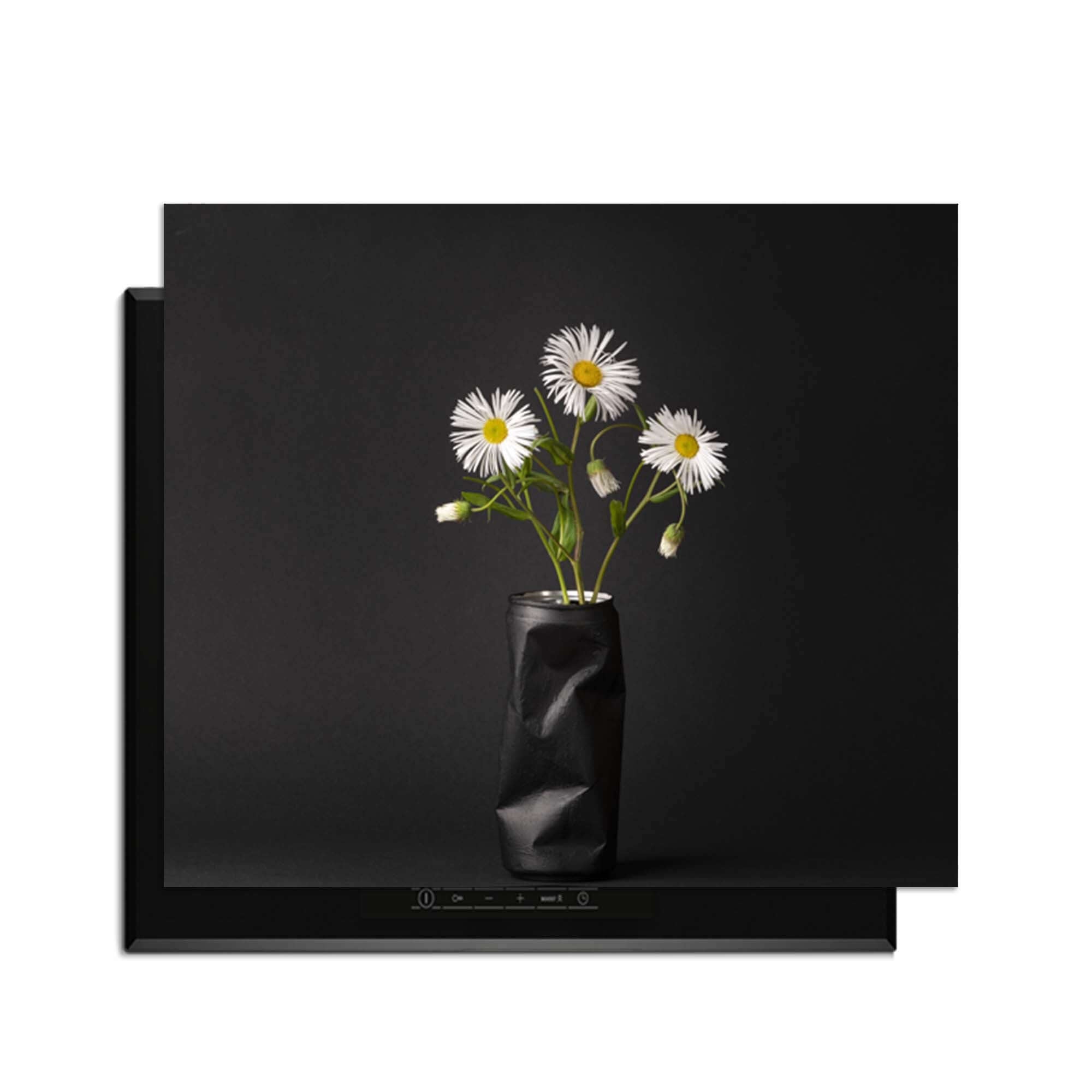 Urban Daisy - Herdabdeckplatte mit einer stilvollen Vase und Blumen auf einem Induktionskochfeld.