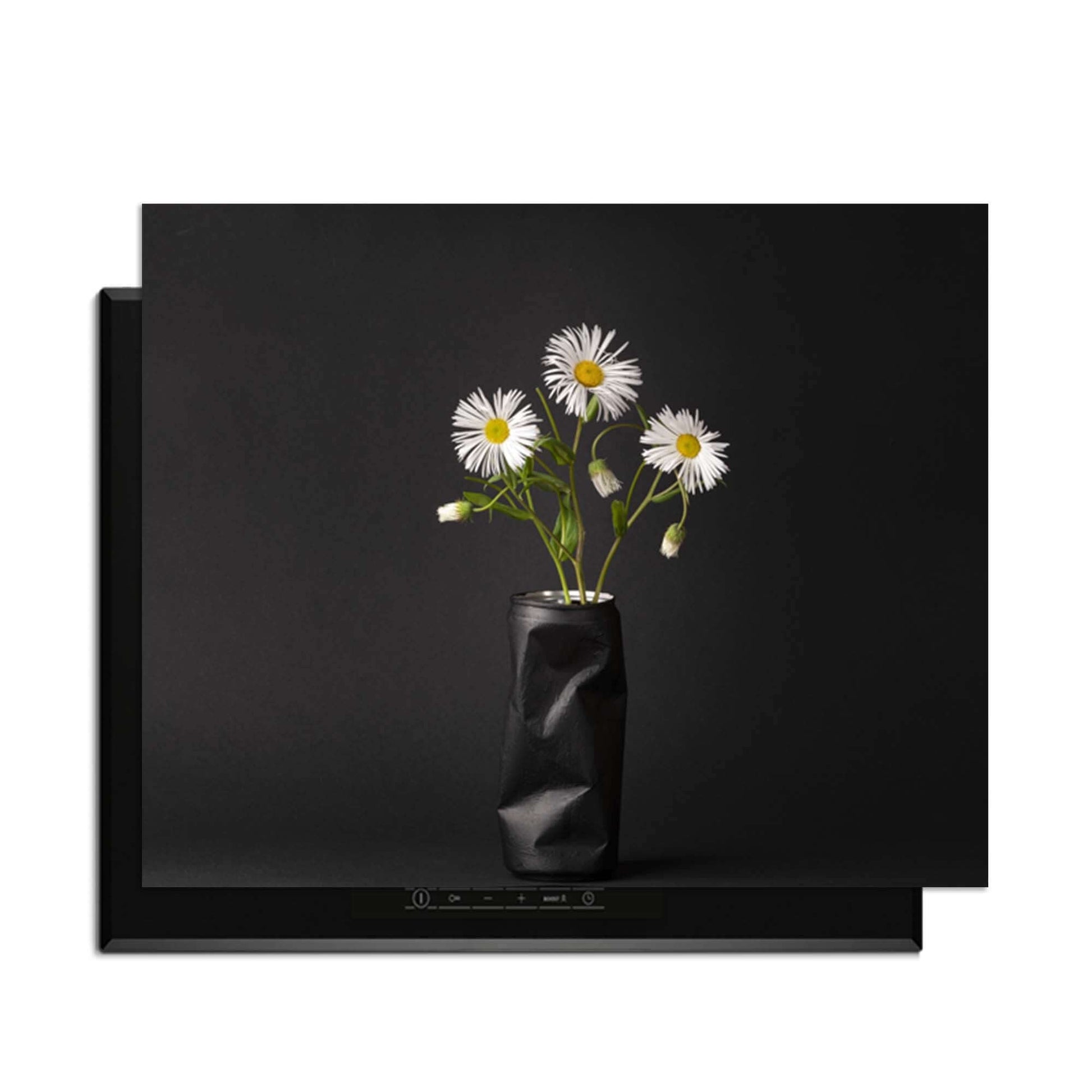 Urban Daisy - Herdabdeckplatte mit Blumen in einer Vase auf dunklem Hintergrund, stilvoll und modern.