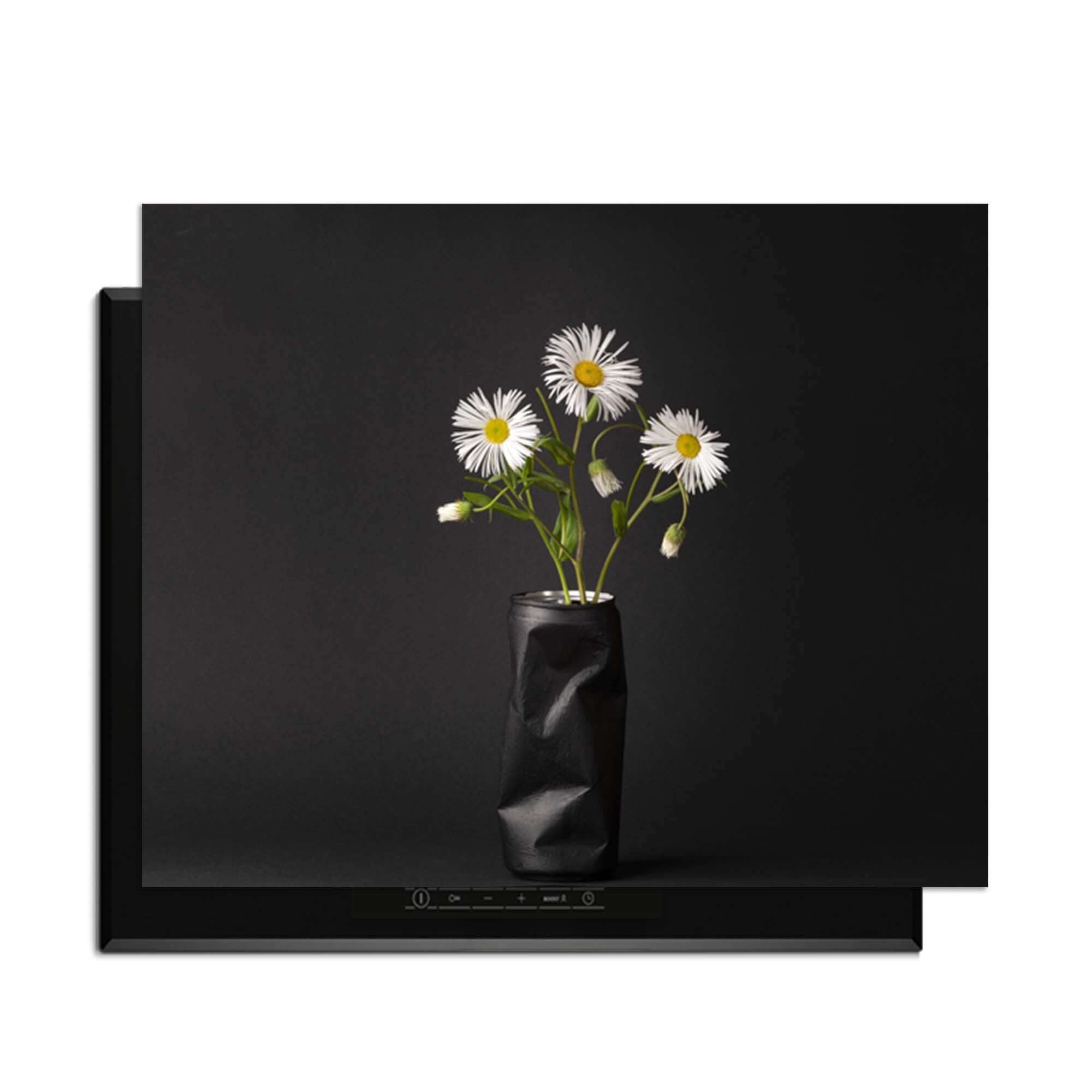 Urban Daisy - Herdabdeckplatte mit Blumen in einer Vase auf dunklem Hintergrund, stilvoll und modern.