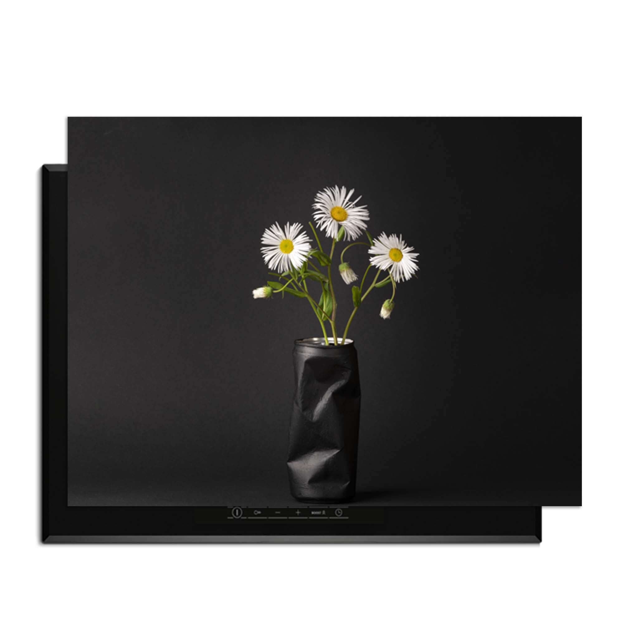 Urban Daisy - Herdabdeckplatte mit einer Blumenvase und Blumen auf schwarzem Hintergrund.