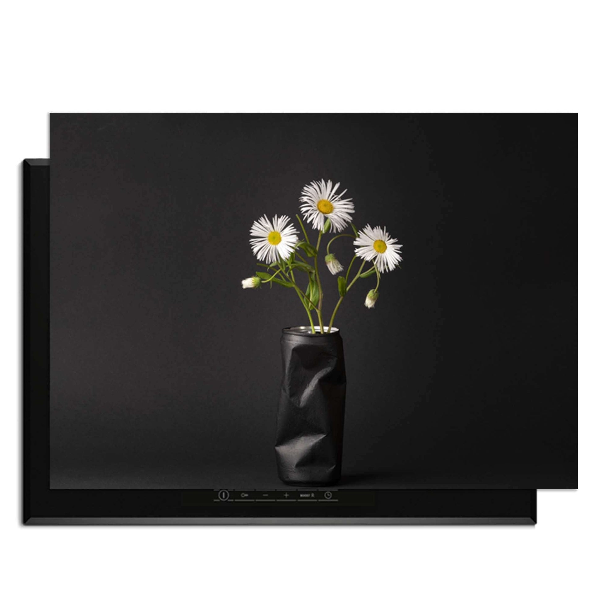 Urban Daisy - Herdabdeckplatte mit einer Blumenvase auf schwarzem Hintergrund.