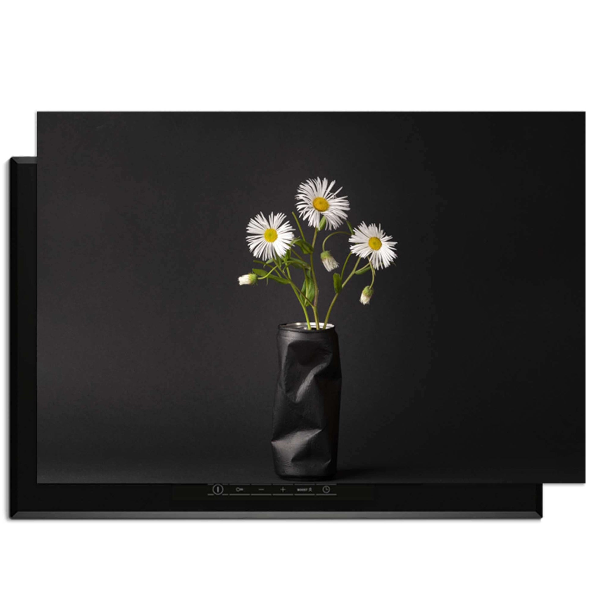 Urban Daisy - Herdabdeckplatte mit stilvollen Blumen in einer schwarzen Vase auf einem modernen Induktionskochfeld.