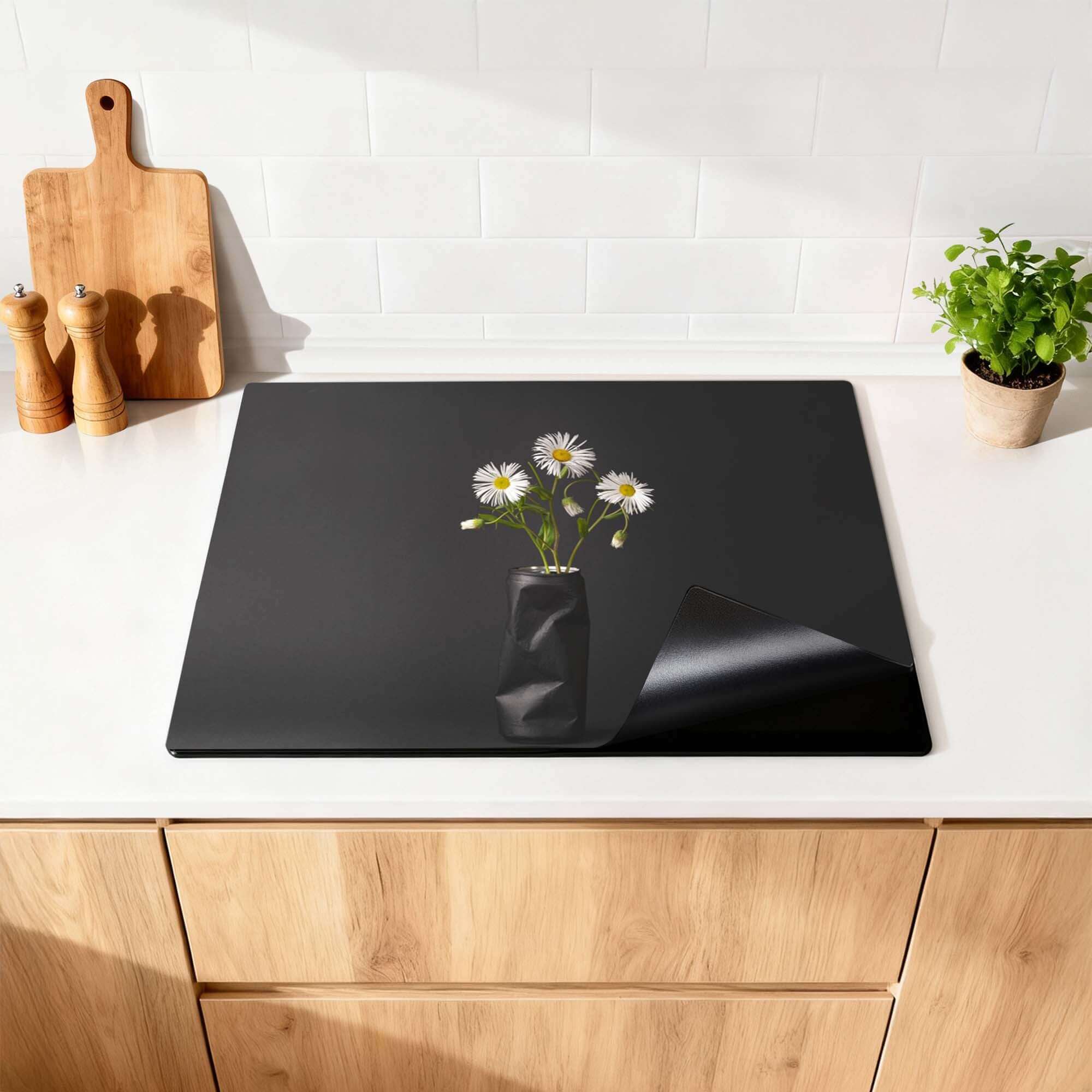 Urban Daisy - Herdabdeckplatte auf einer modernen Küchenarbeitsplatte mit Blumen in einer Vase.