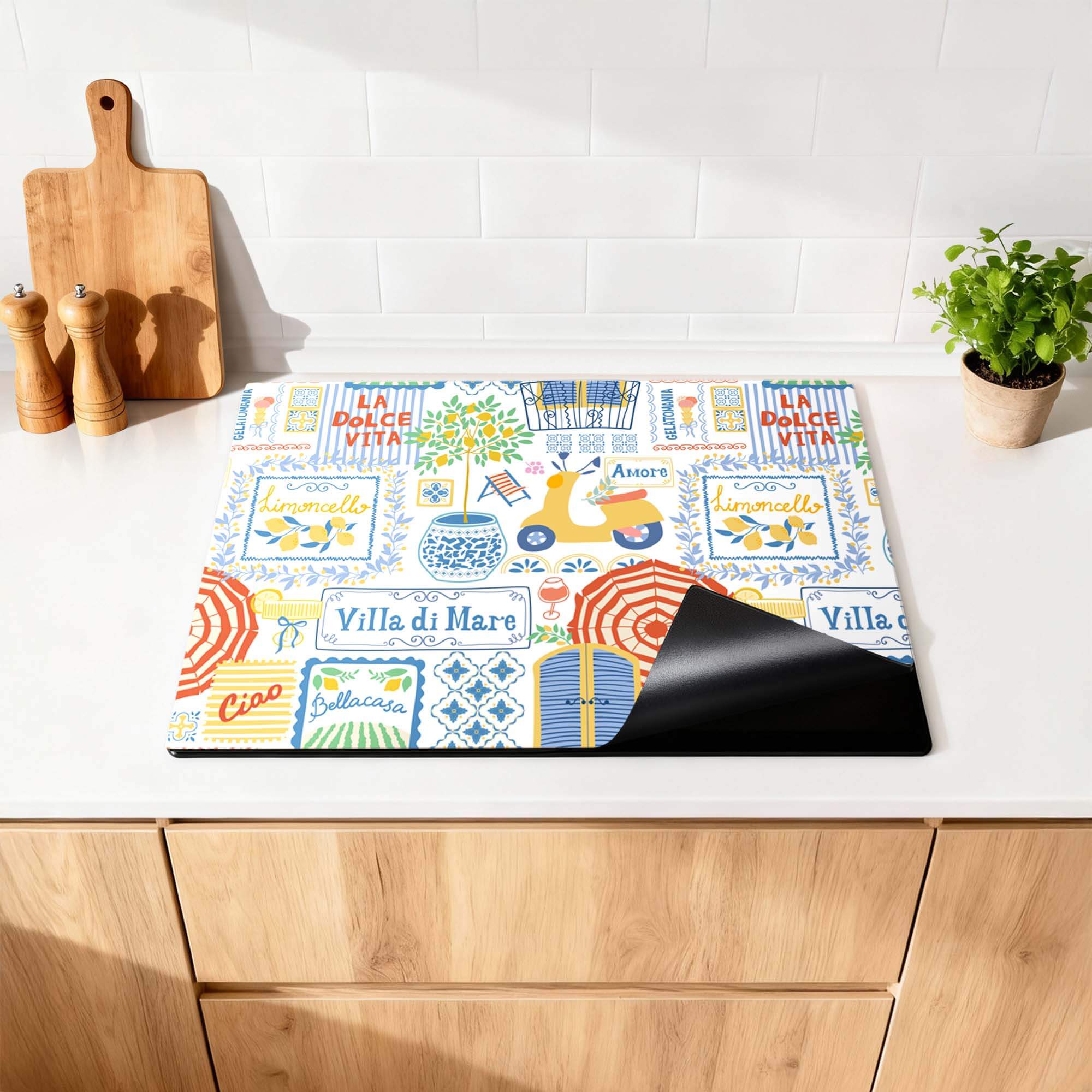 Villa Mare - Herdabdeckplatte mit mediterraner Ikonencollage und italienischen Küstenzaubern auf dem Induktionskochfeld. Schutz im Sommerstil.