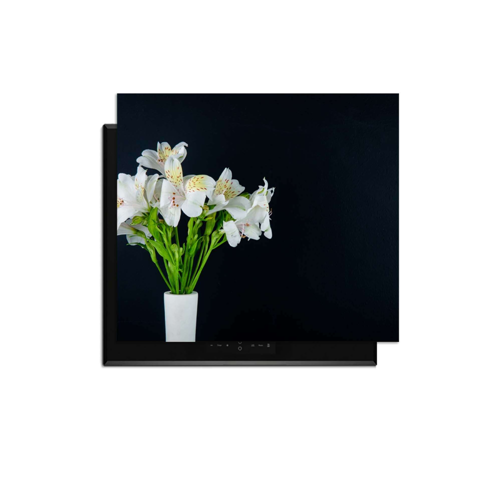 White Whisper - Herdabdeckplatte mit einer schönen weißen Blumenvase auf schwarzem Hintergrund.