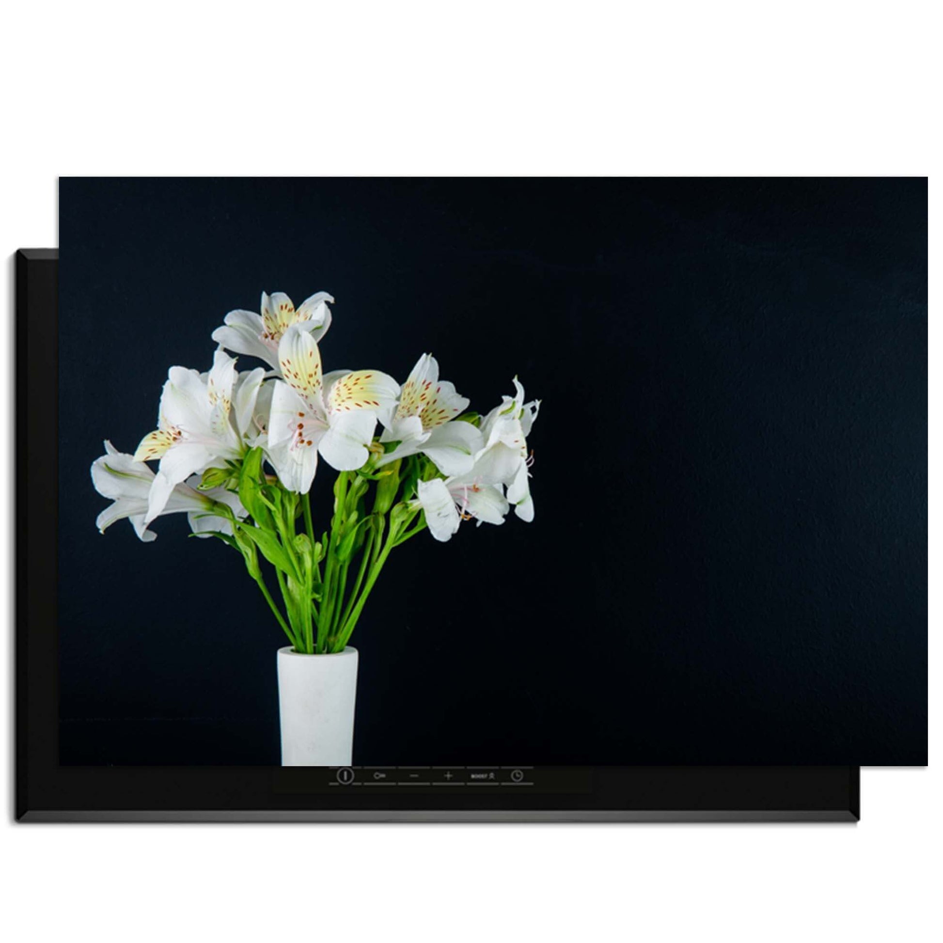 White Whisper - Herdabdeckplatte mit weißen Blumen für eine moderne Küche