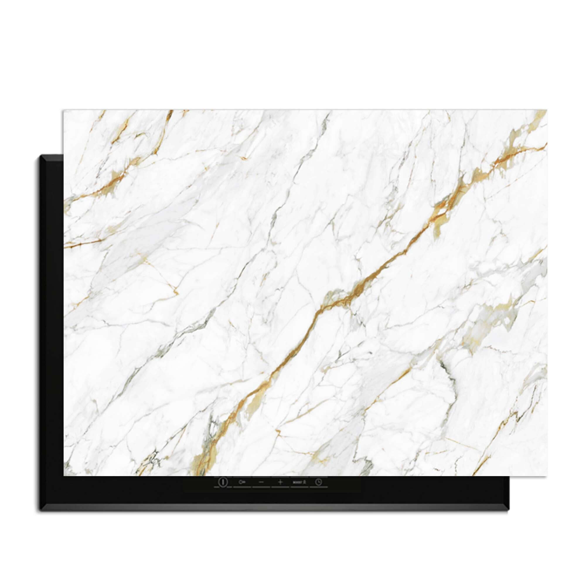 Calacatta Gold - Herdabdeckplatte auf Induktionskochfeldern mit weißem Marmor und goldenen Adern.