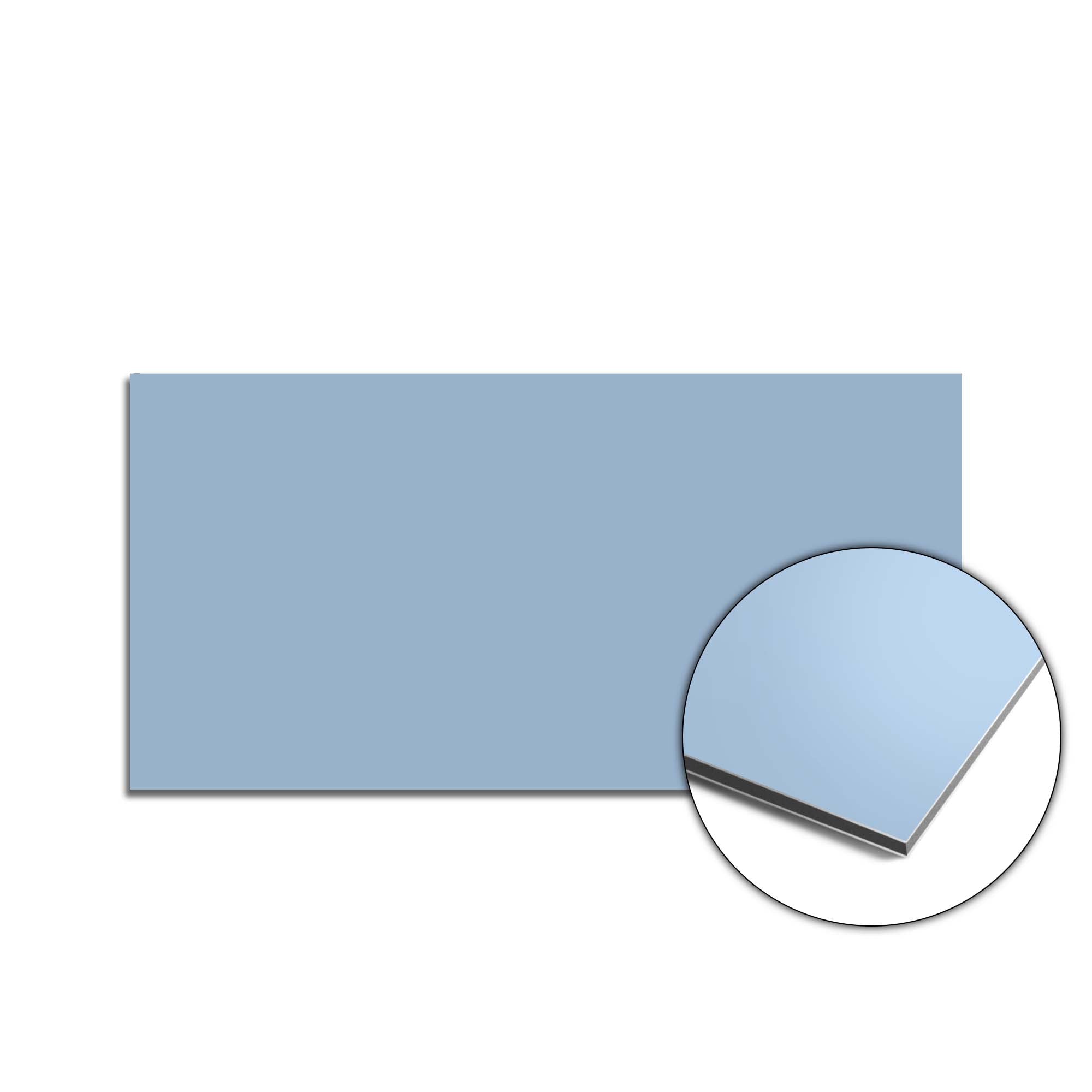 Clear Sky Spritzschutz in hellblauer Farbe für die Küche, schlichter Spritzschutz, der die Wand schützt und einen modernen Spritzschutz-Look verleiht.