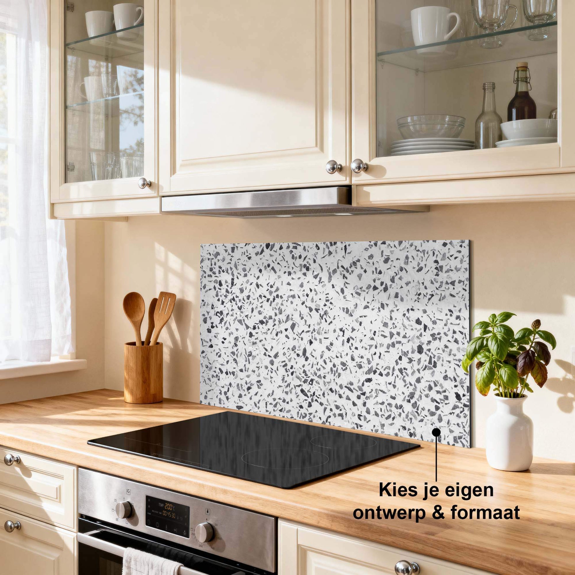 Carrara Mist Splash Screen in der modernen Küche, kratz- und hitzebeständiger Küchenspritzschutz aus Aluminium Dibond mit Carrara-Marmoroptik.