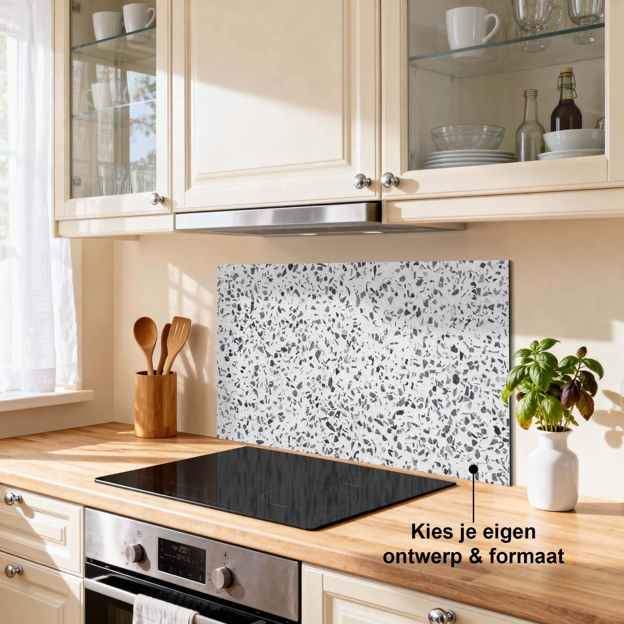 Carrara Mist Splash Screen in der modernen Küche, kratz- und hitzebeständiger Küchenspritzschutz aus Aluminium Dibond mit Carrara-Marmoroptik.