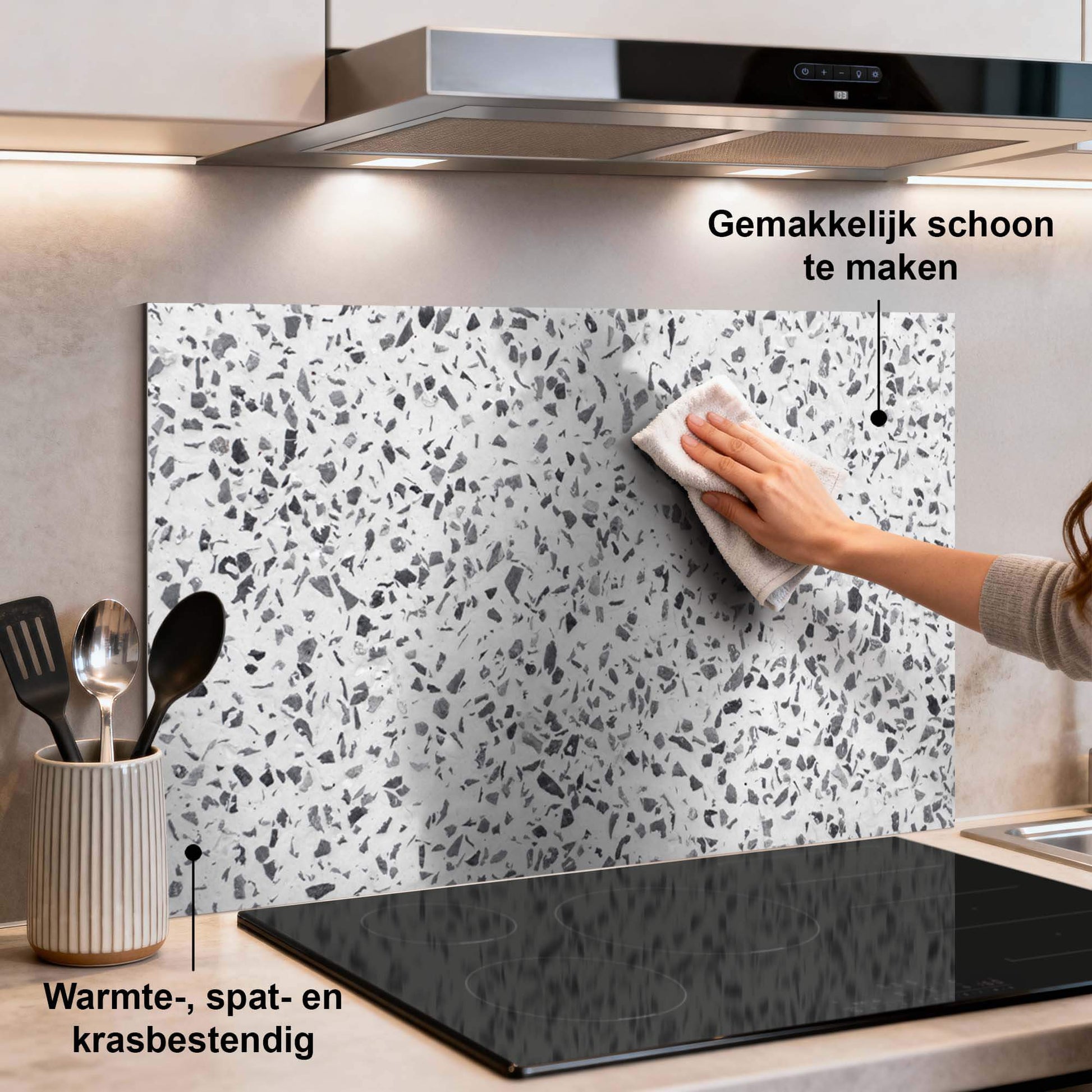 Carrara Mist Spritzschutz in der Küche, hitzebeständiger Aluminium Spritzschutz in Marmoroptik, kratzfest und leicht zu reinigen.