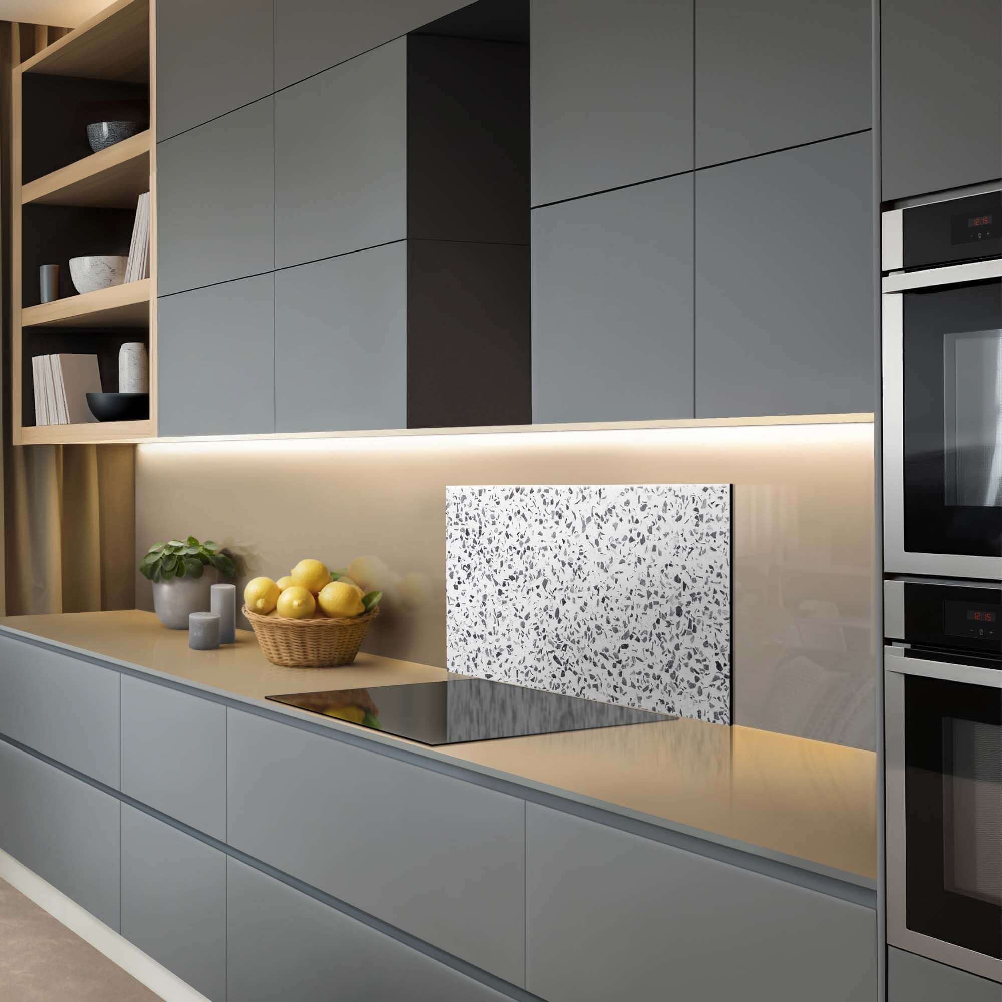 Carrara Mist Splashback als Küchensplashback, großformatiger Splashback, elegantes und kratzfestes Design in der modernen Küche.