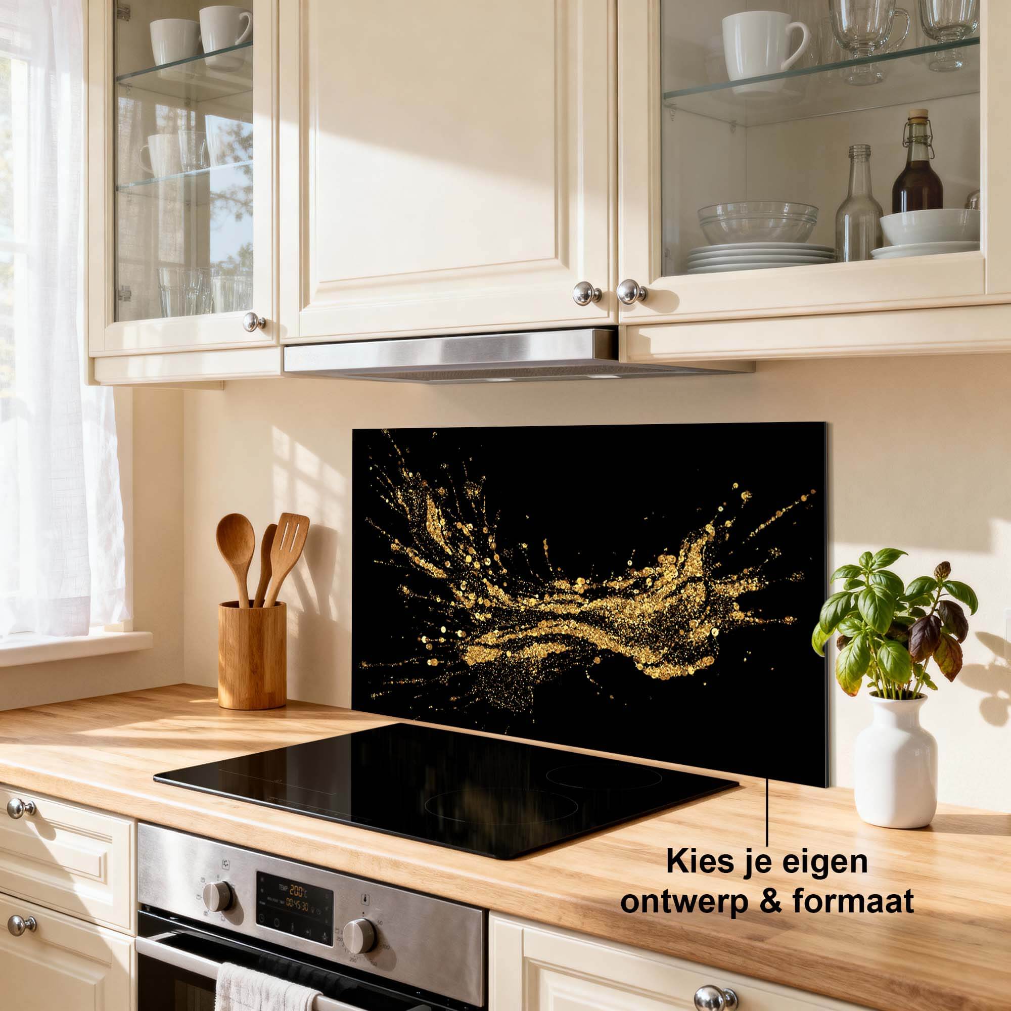 Golden Splash Spritzwand als Küchenspritzwand mit luxuriösem goldenem Design auf tiefem Schwarz, passend zu jedem Küchenstil. Wählen Sie Ihr Design und Ihre Größe.