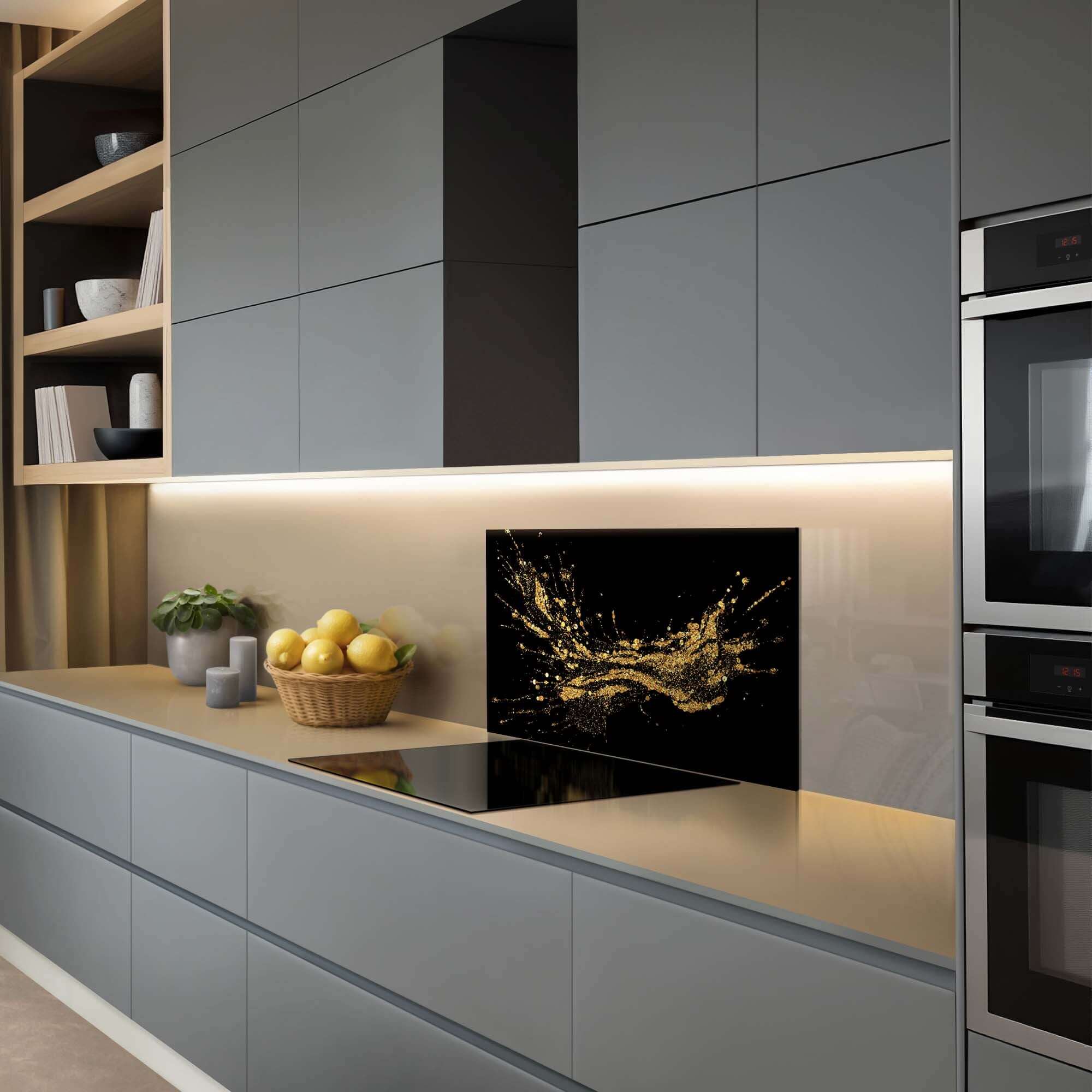 Golden Splash Spritzschutz in der modernen Küche, ein luxuriöser Spritzschutz mit goldenem Design. Spritzschutz ideal für jeden Küchenstil.