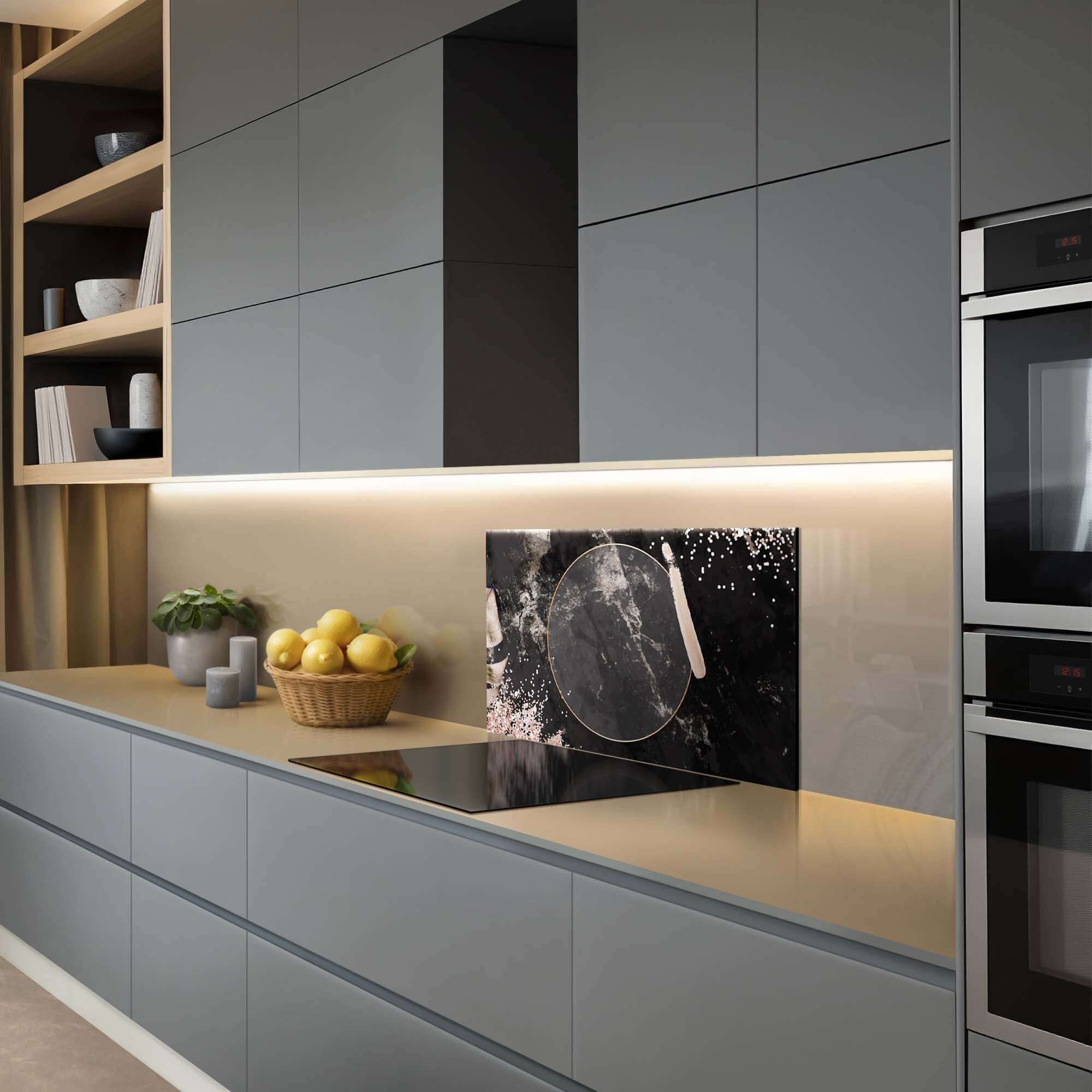 Luxuriöser Midnight Rose Splash Screen mit Marmormuster und roségoldenen Akzenten. Perfekt für jede Küche als stilvoller Spritzschutz oder Spritzwand.