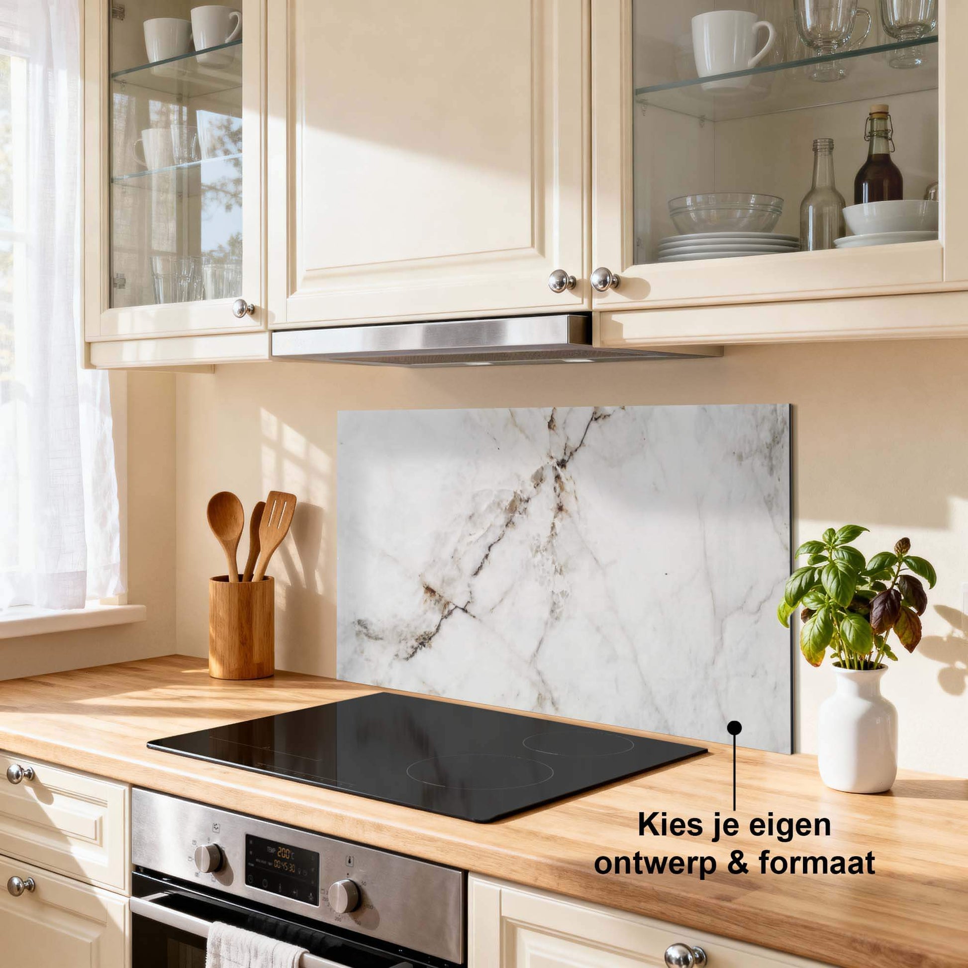 Pure Marble Spritzschutz in einer modernen Küche, Küchenspritzschutz mit Marmoroptik und natürlichen Adern für einen stilvollen Spritzschutz.