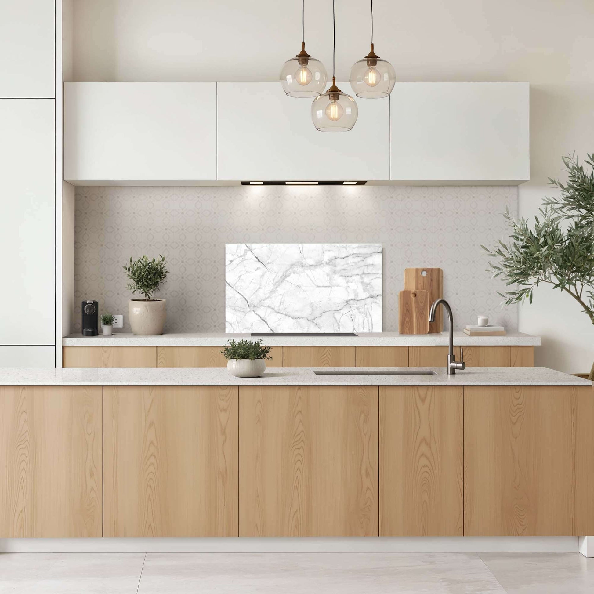Carrara Light Splashback in einer modernen Küche mit Marmorsplashback und Holzschränken, für einen luxuriösen und frischen Look.