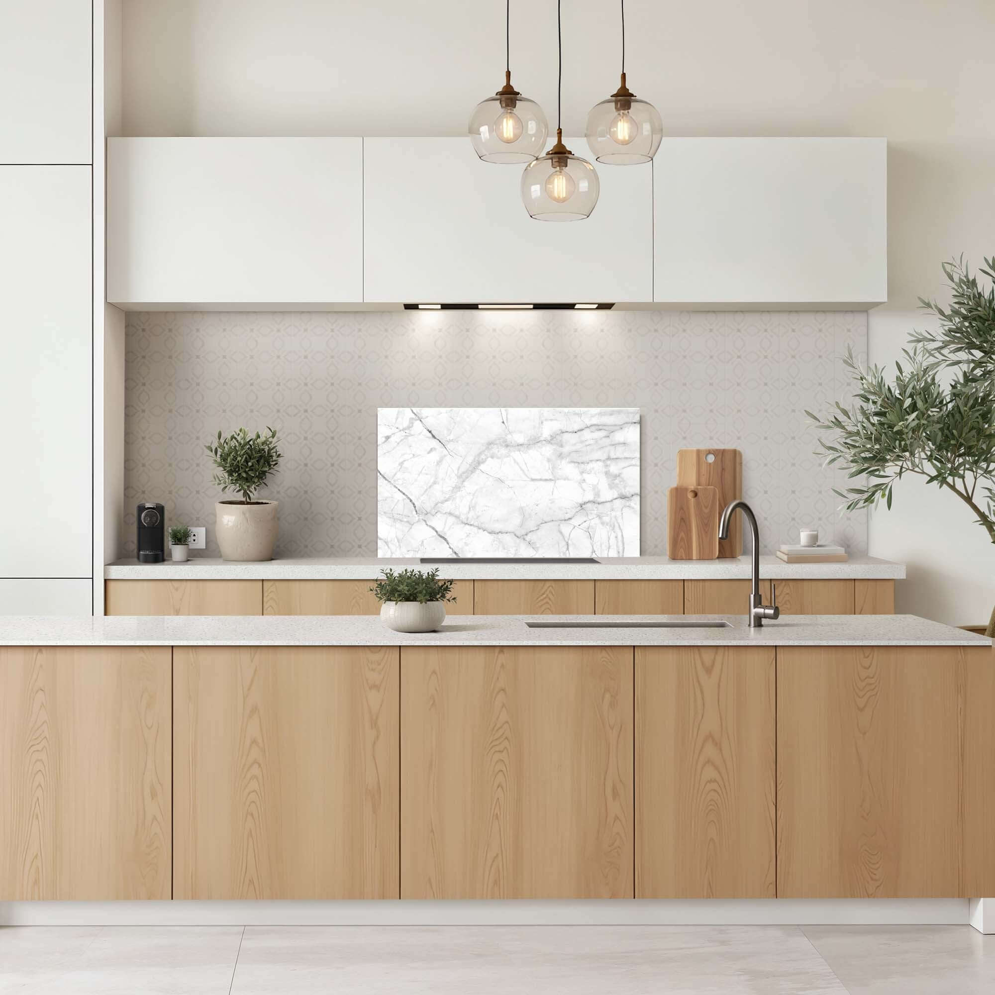 Carrara Light Splashback in einer modernen Küche mit Marmorsplashback und Holzschränken, für einen luxuriösen und frischen Look.