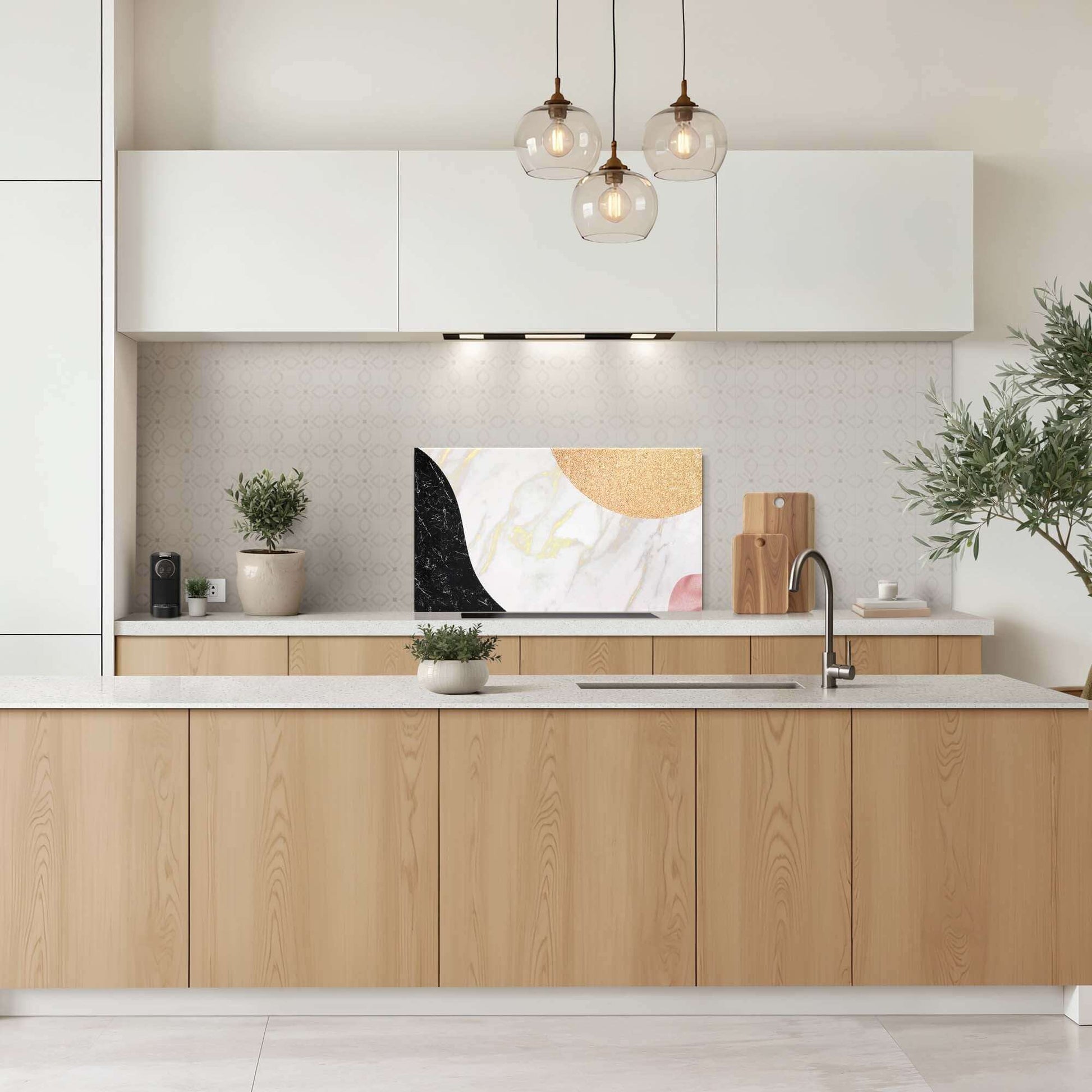 Marmor Chic Spritzschutz in der modernen Küche, mit stilvollem Marmor-Design und goldenen, schwarzen Akzenten. Perfekte Spritzwand und Küchenspritzwand.