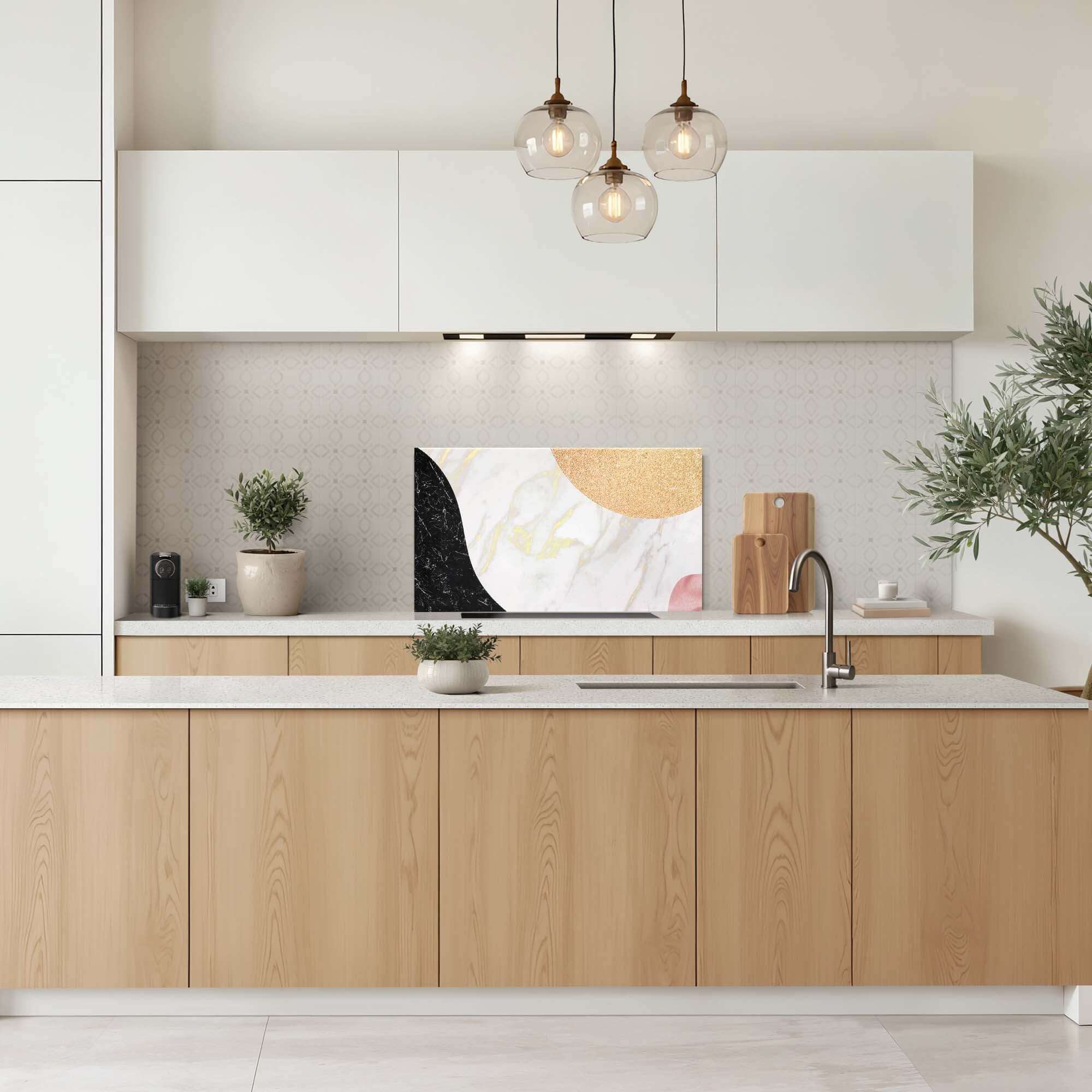 Marmor Chic Spritzschutz in der modernen Küche, mit stilvollem Marmor-Design und goldenen, schwarzen Akzenten. Perfekte Spritzwand und Küchenspritzwand.