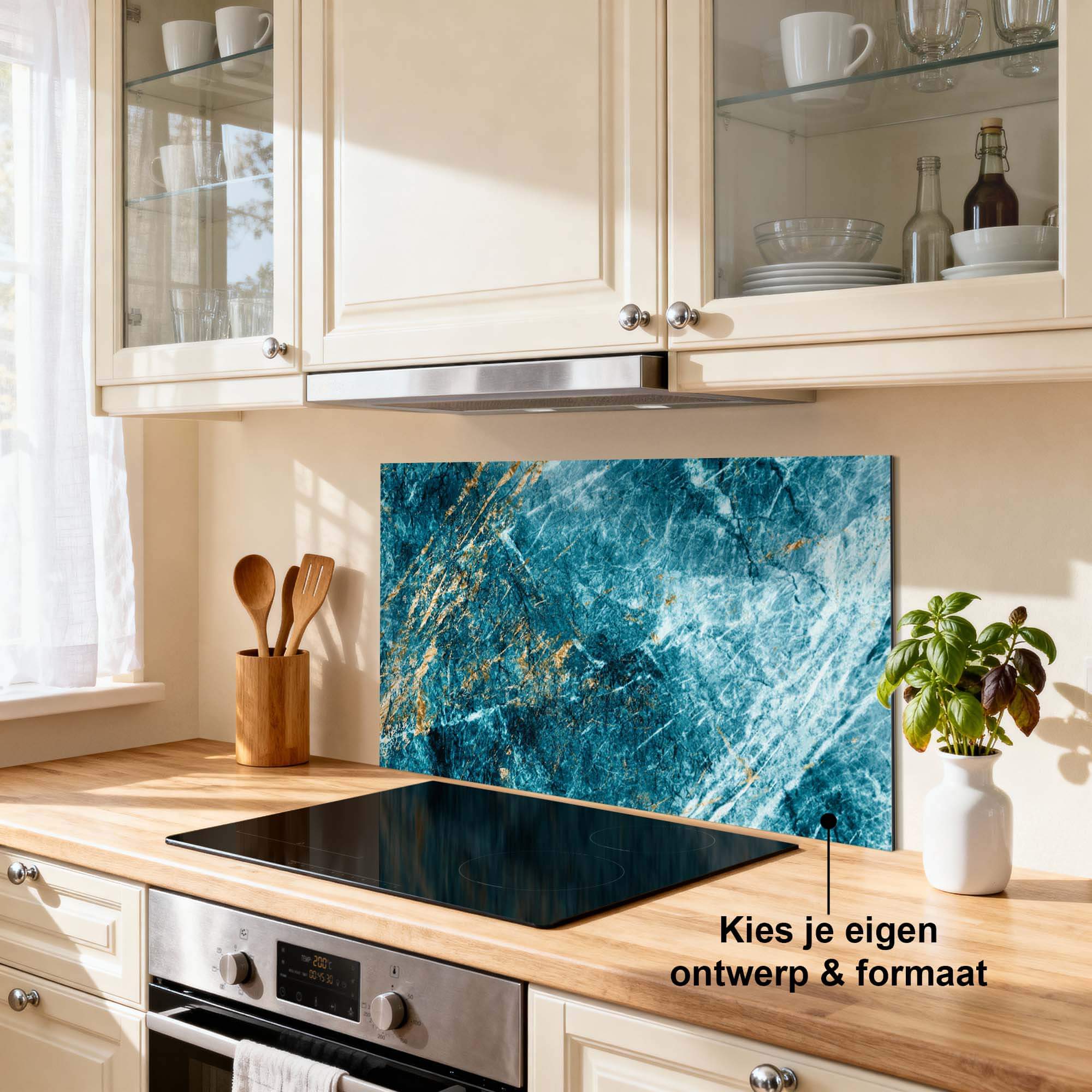 Deep Blue Deep Ocean Marble Splashback mit goldenen Akzenten neben dem Kochfeld, perfekt als Küchenrückwand oder Spritzschutz.
