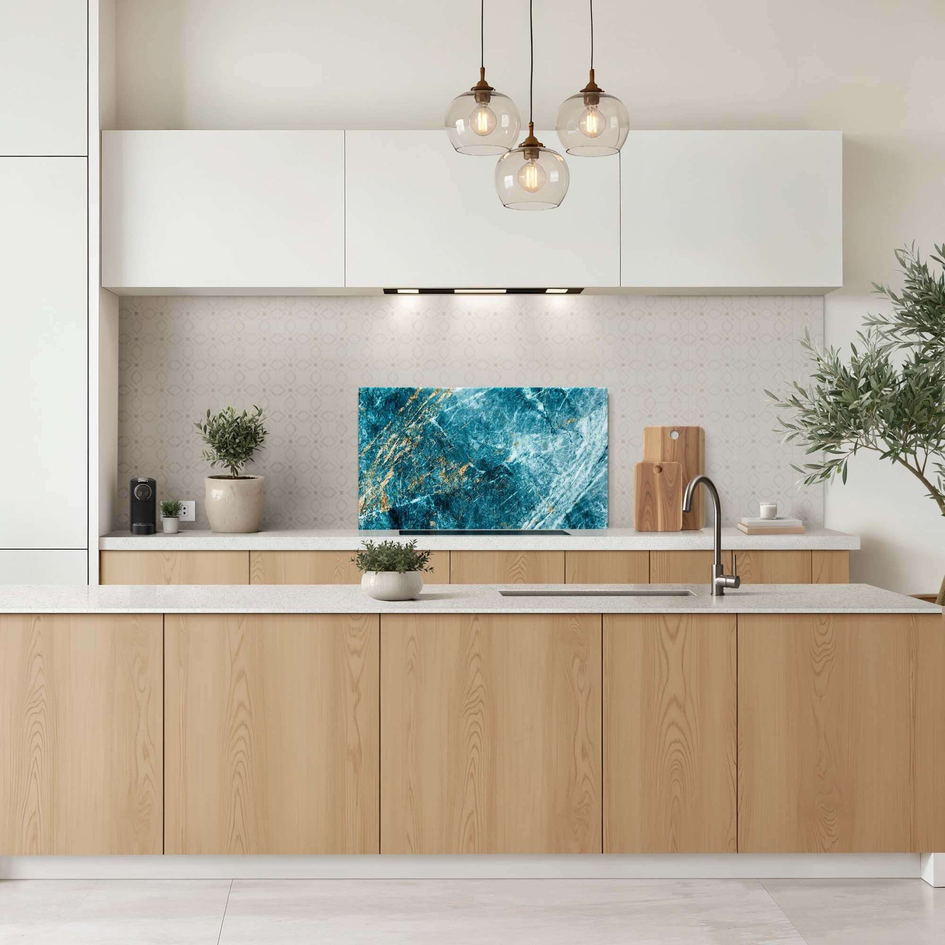 Luxusküche mit Deep Ocean Marmorrückwand, tiefblaue Rückwand mit goldenen Akzenten, elegante Küchenarmaturen.