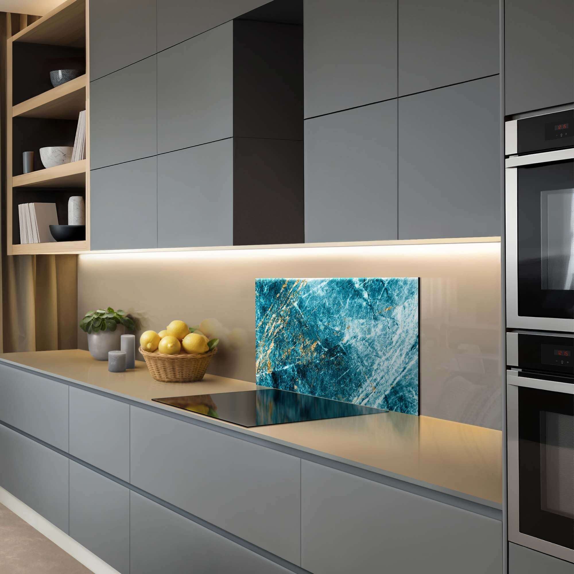 Deep Ocean Marble Splash Screen in moderner Küche, mit tiefblauen Marmorstrukturen und goldenen Akzenten, Kitchen Splash Screen und Splash Wall.