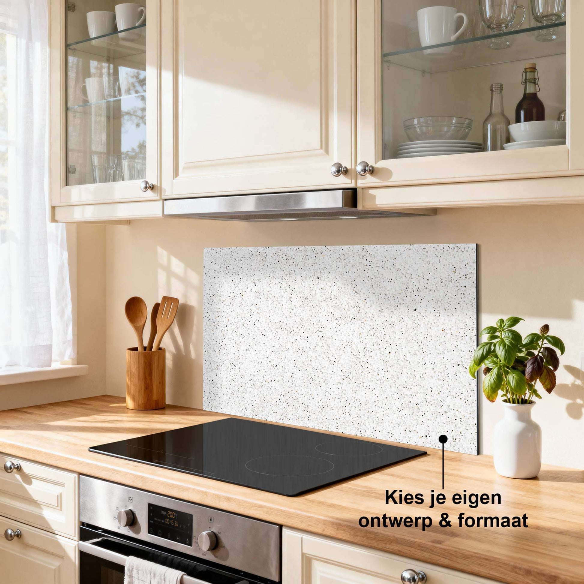 Terrazzo-Spritzschutz in der stilvollen Küche, langlebig und hitzebeständig, ideal als Spritzschutz oder Küchenspritzschutz.