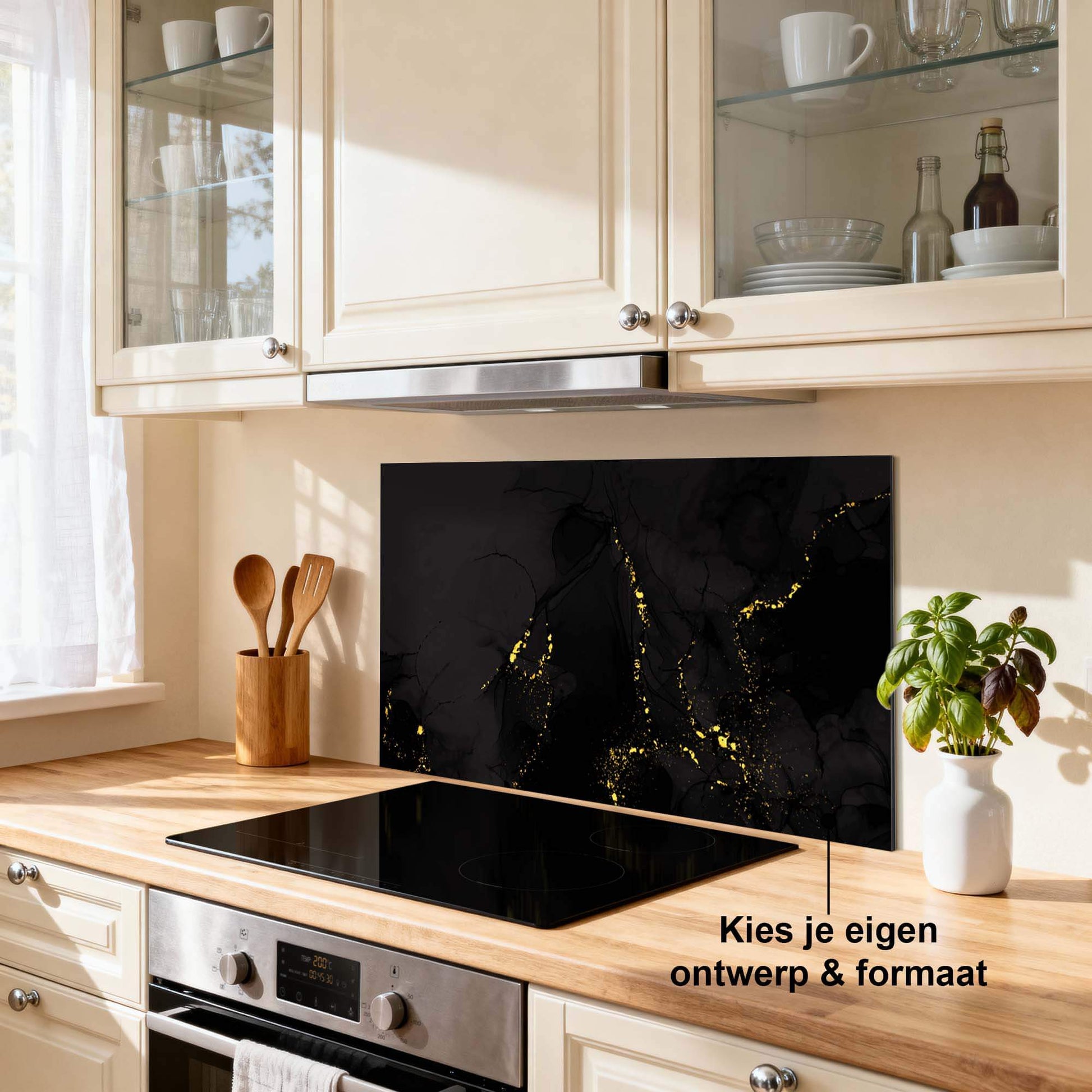 Black Marble Gold Spritzschutz in der Küche, stilvoller Spritzschutz mit schwarzen und goldenen Akzenten, modernes Küchendesign.