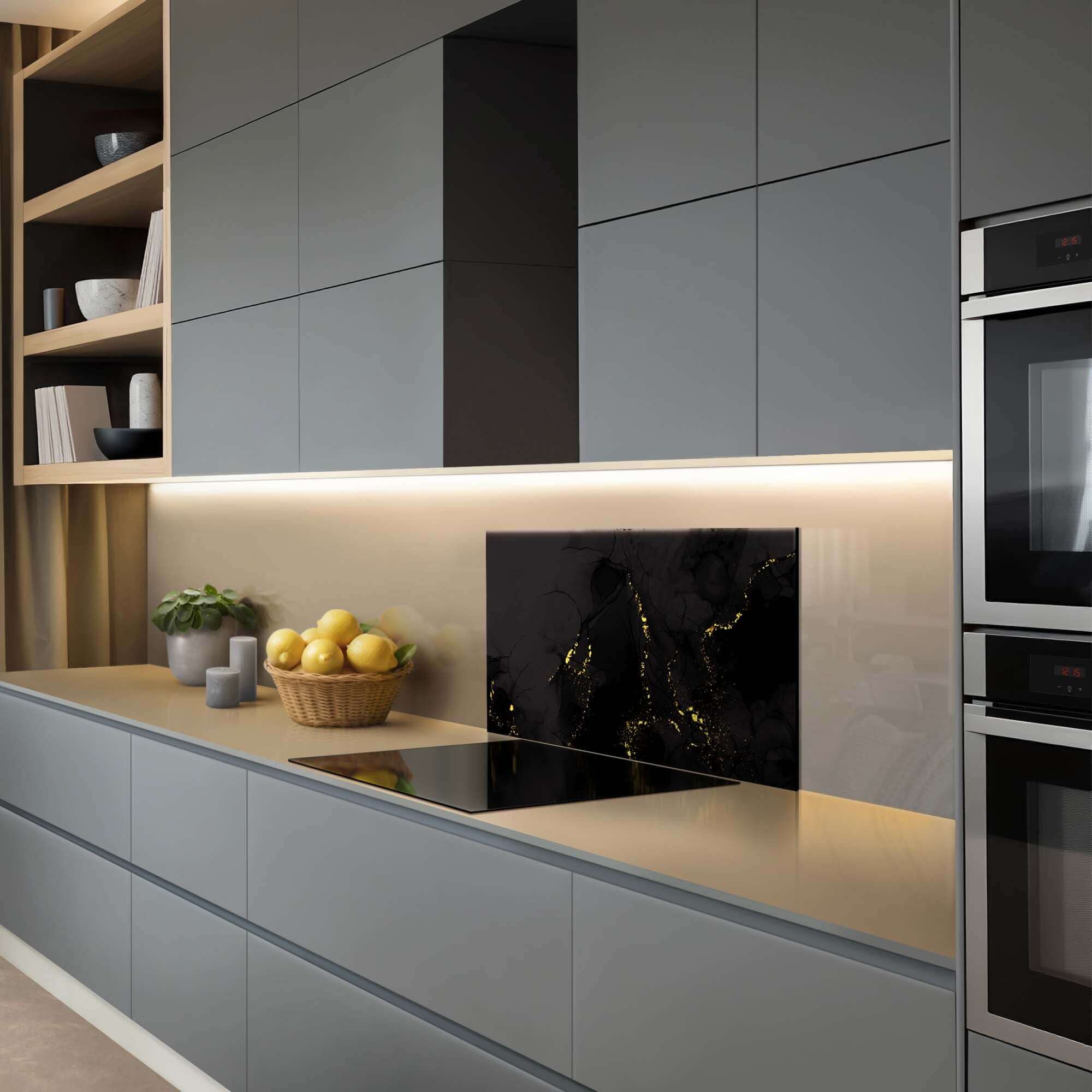 Schwarzer Marmor-Gold-Splashback in der modernen Küche, luxuriöser Splashback, schwarz-goldene Akzente, Küchen-Splashback, eleganter Splashback.