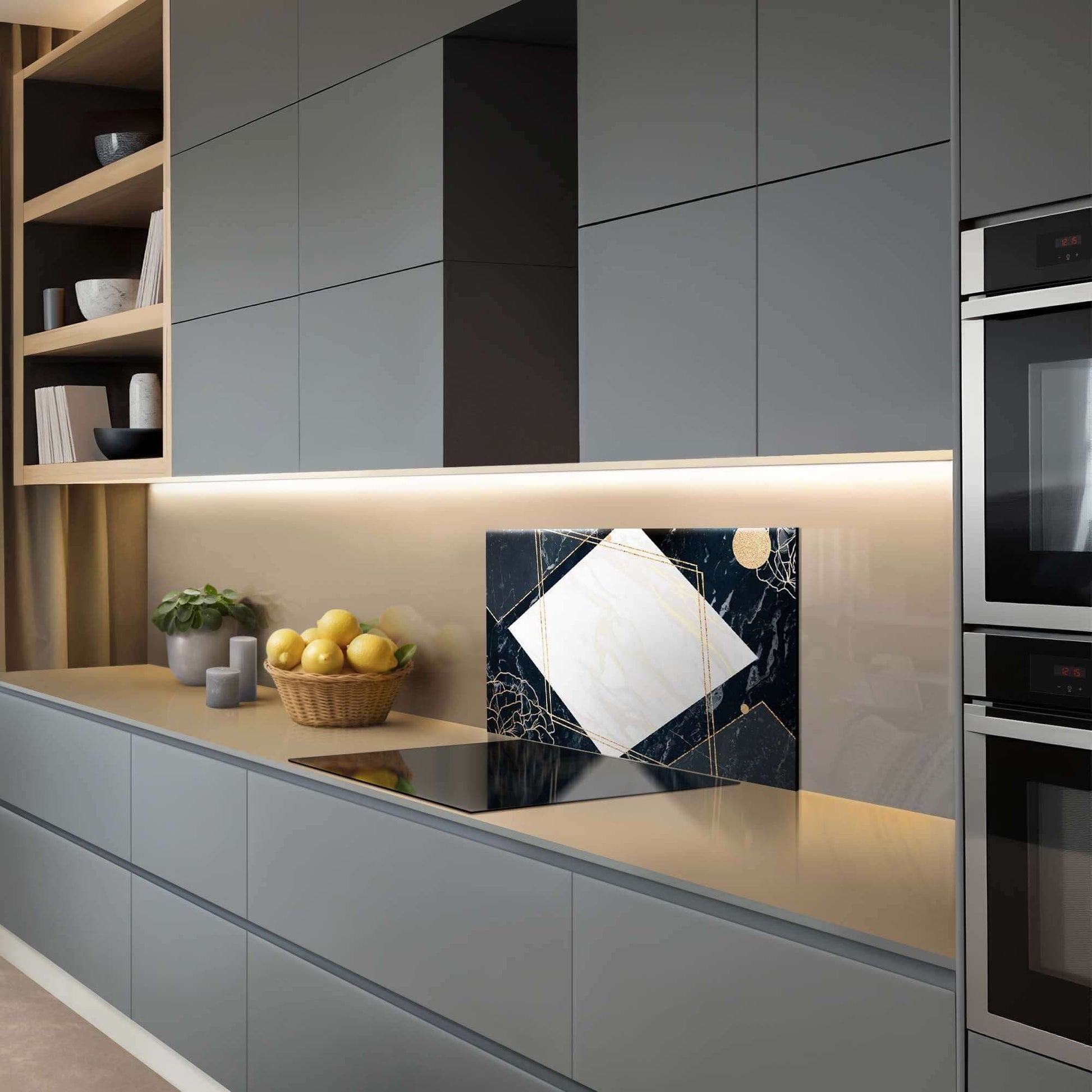 Glamour Marble Splashback in einer modernen Küche, schwarzer Marmor mit goldenen Akzenten, perfekt als Spritzschutz und Küchenspritzschutz.